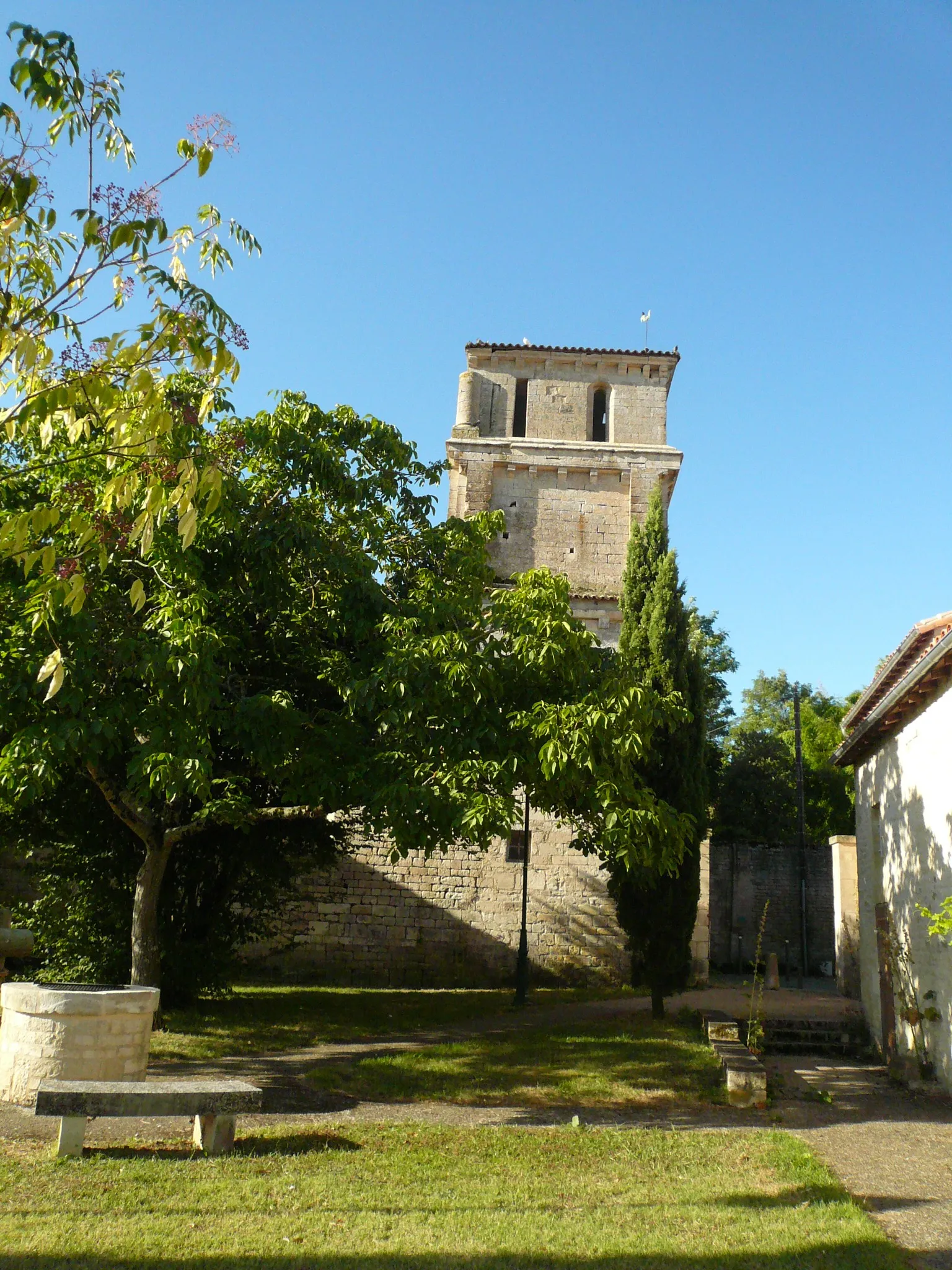 Photo showing: This building is indexed in the base Mérimée, a database of architectural heritage maintained by the French Ministry of Culture, under the reference PA79000024 .