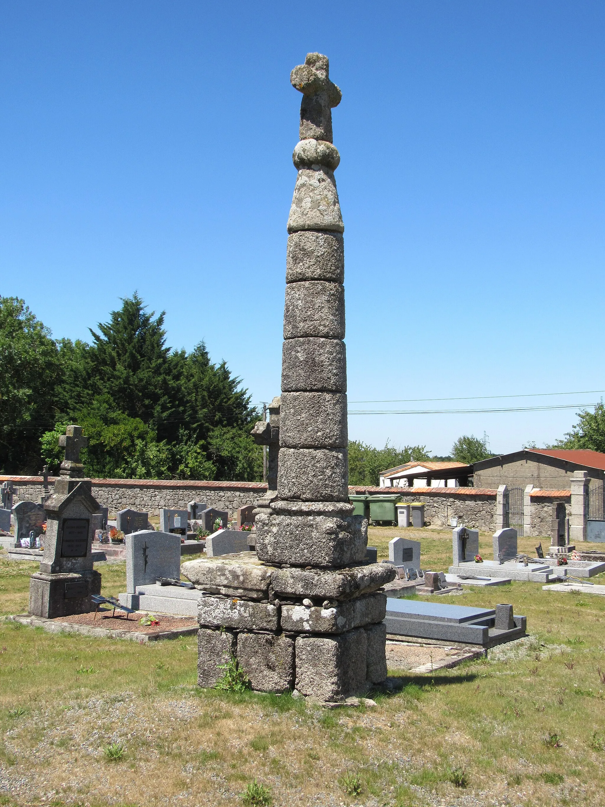 Photo showing: Croix en pierre dans le cimetière