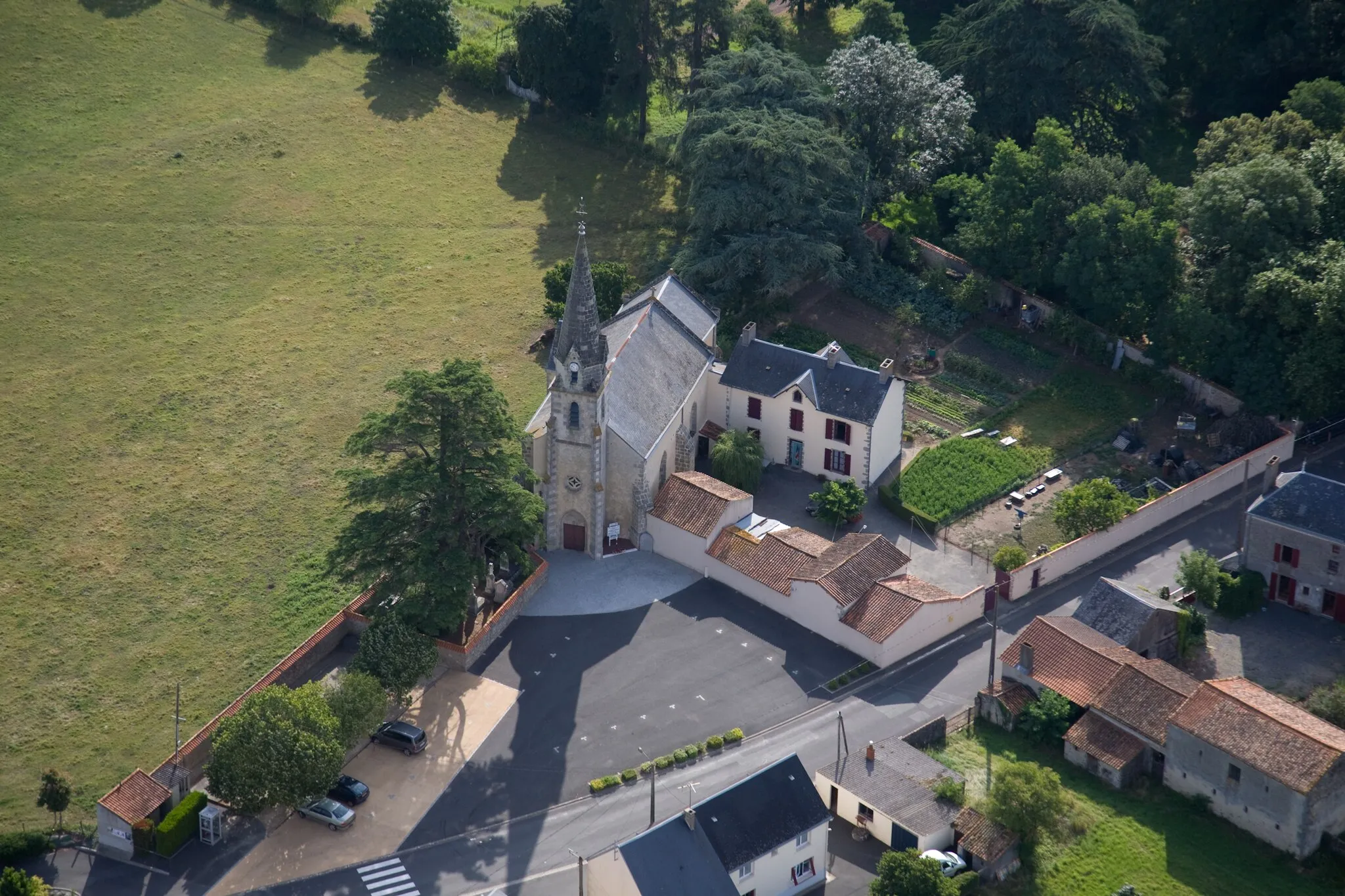 Photo showing: Aerial view of Maisontiers church (France)