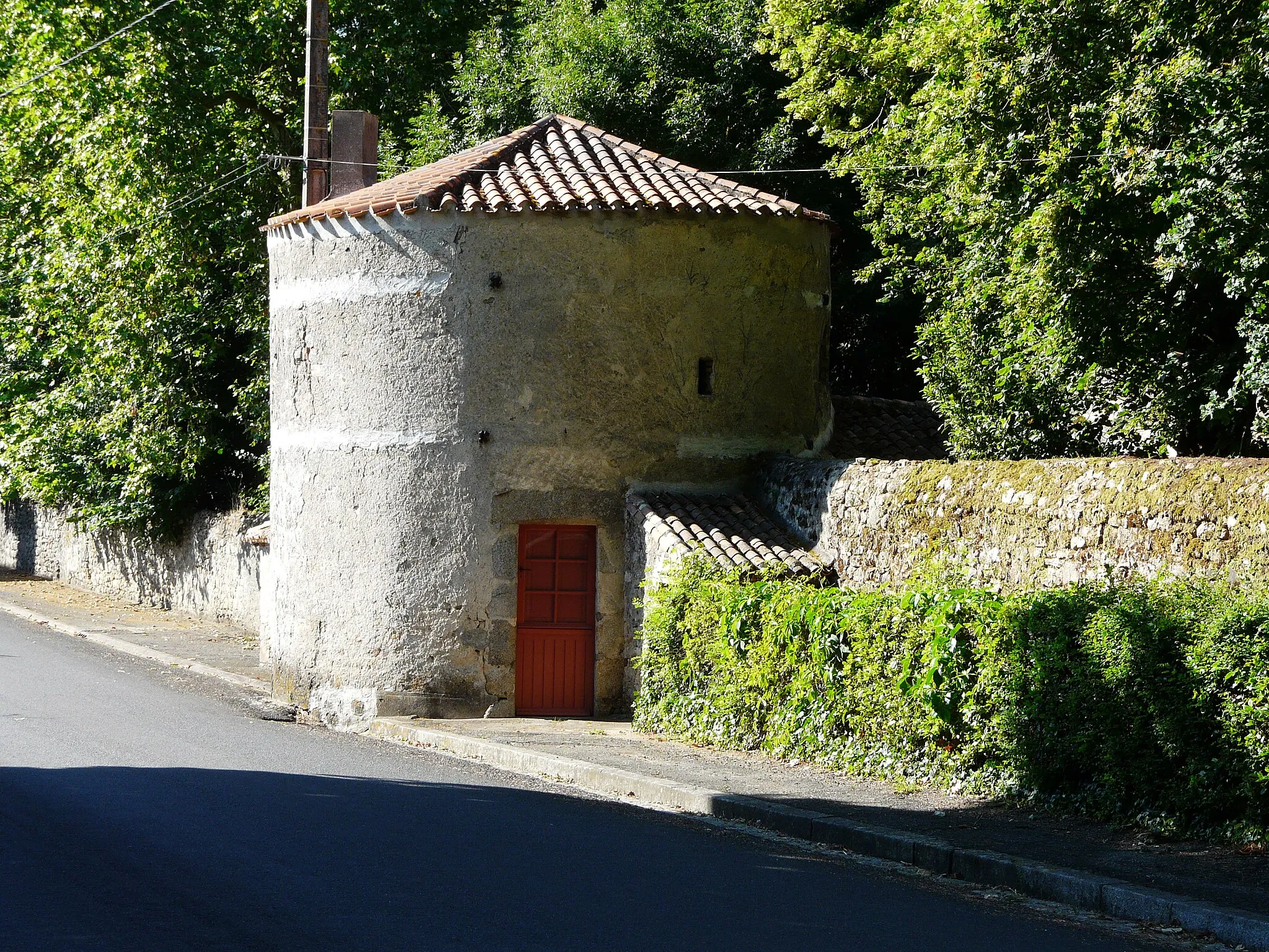 Photo showing: La tour à gauche de l'entrée du château de Maisontiers, Deux-Sèvres, France