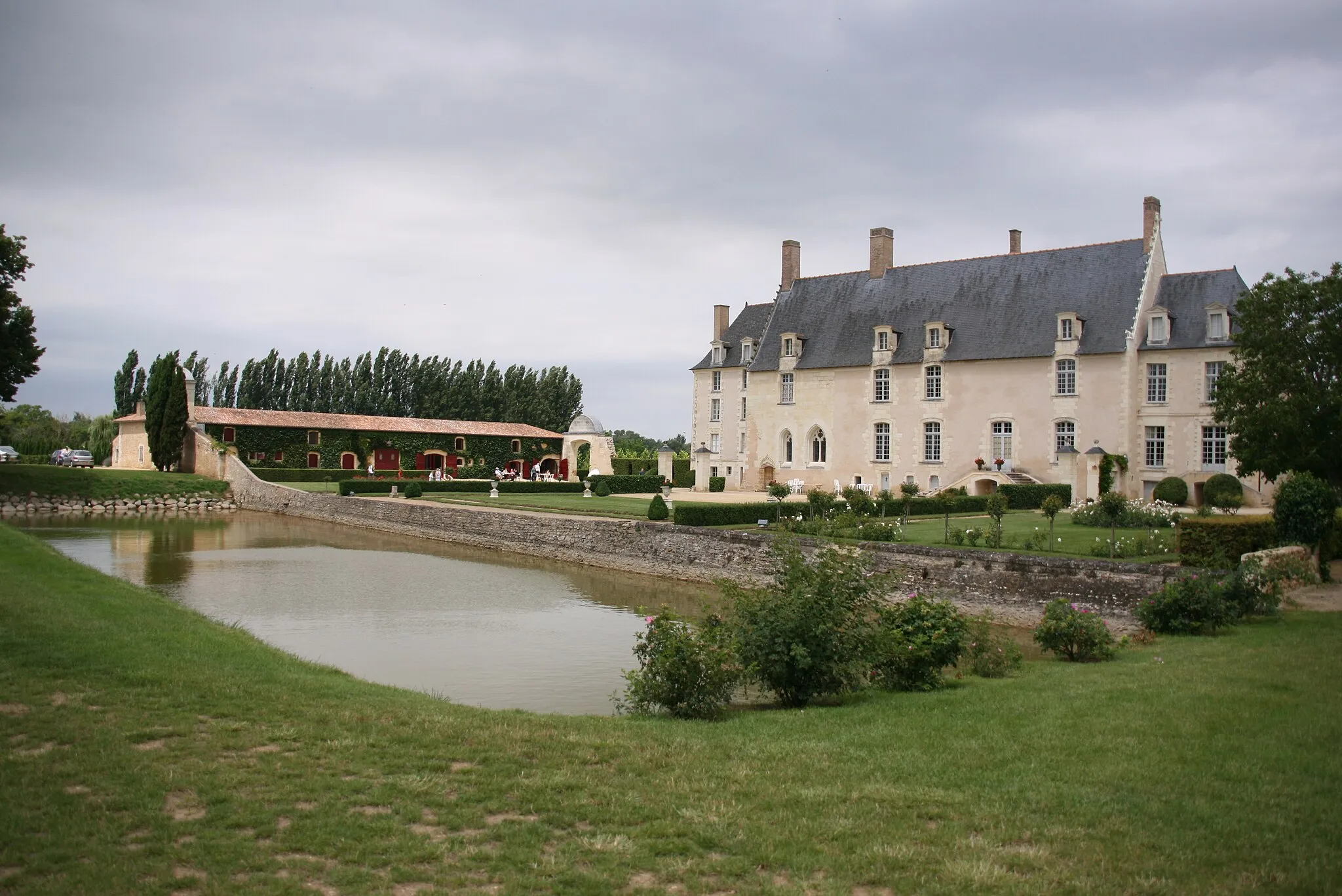 Photo showing: This building is inscrit au titre des monuments historiques de la France. It is indexed in the base Mérimée, a database of architectural heritage maintained by the French Ministry of Culture, under the reference PA00101355 .