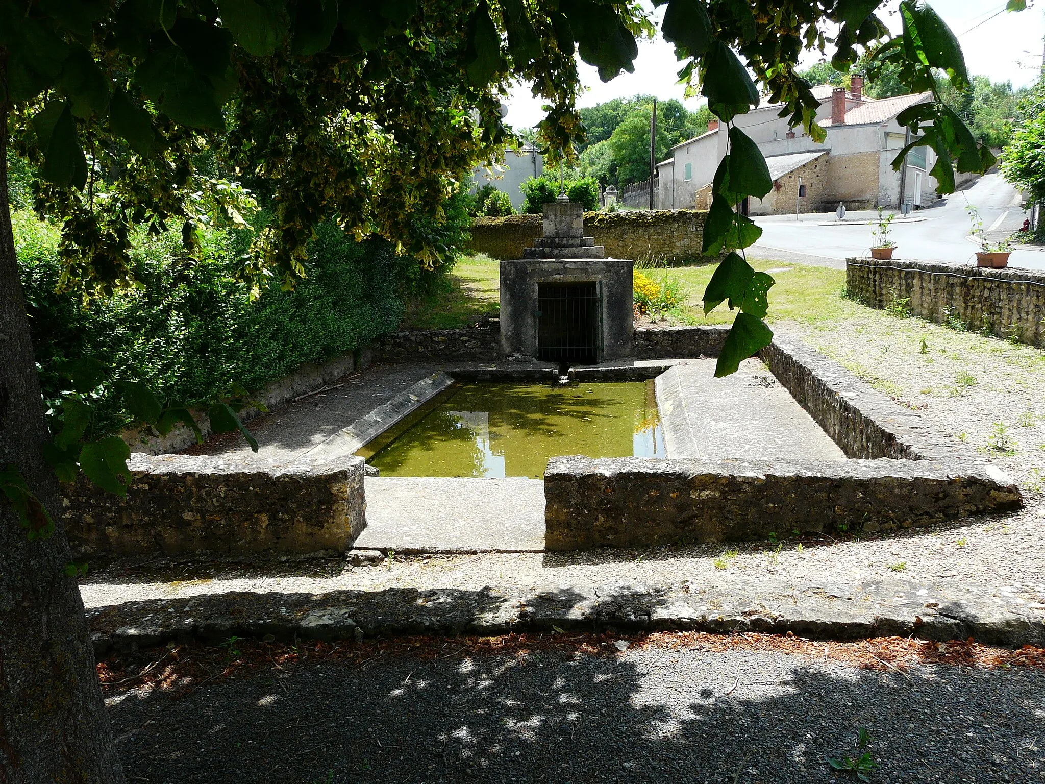 Photo showing: Fontaine du bourg d'Availles-Thouarsais, Deux-Sèvres, France