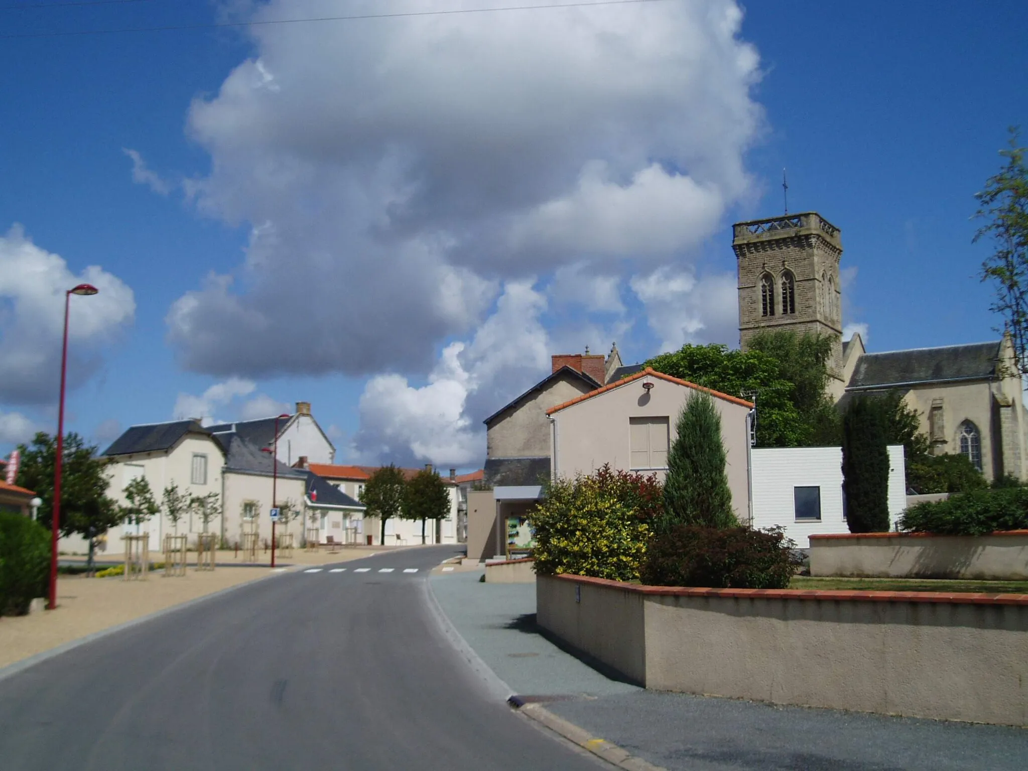 Photo showing: Town of Combrand (France)