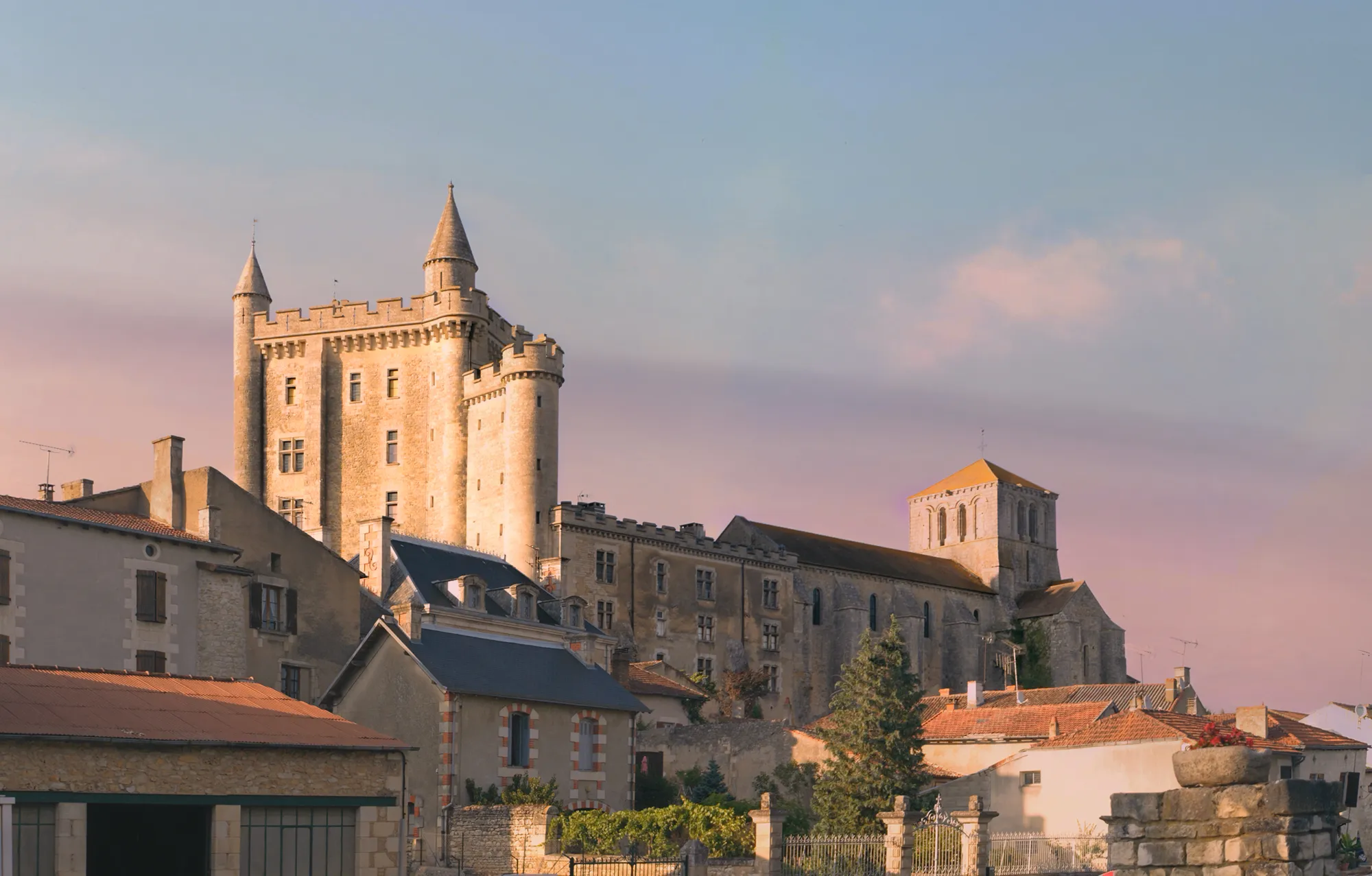 Photo showing: Castle Morthemer North View and Church Notre-Dame-de-l'Assomption (Morthemer)