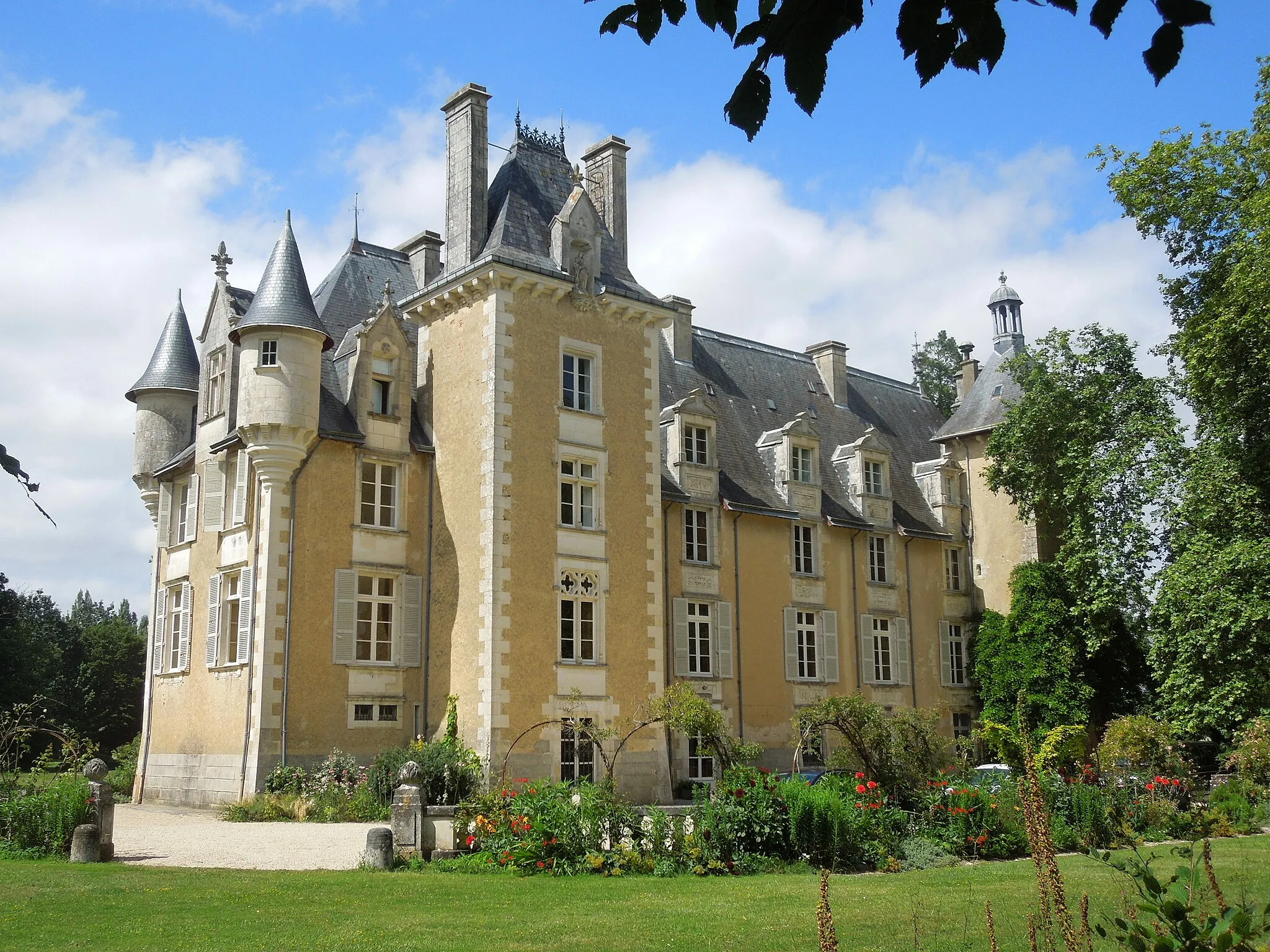 Photo showing: Chateau St. Julien, view from southeast, 17 July 2012