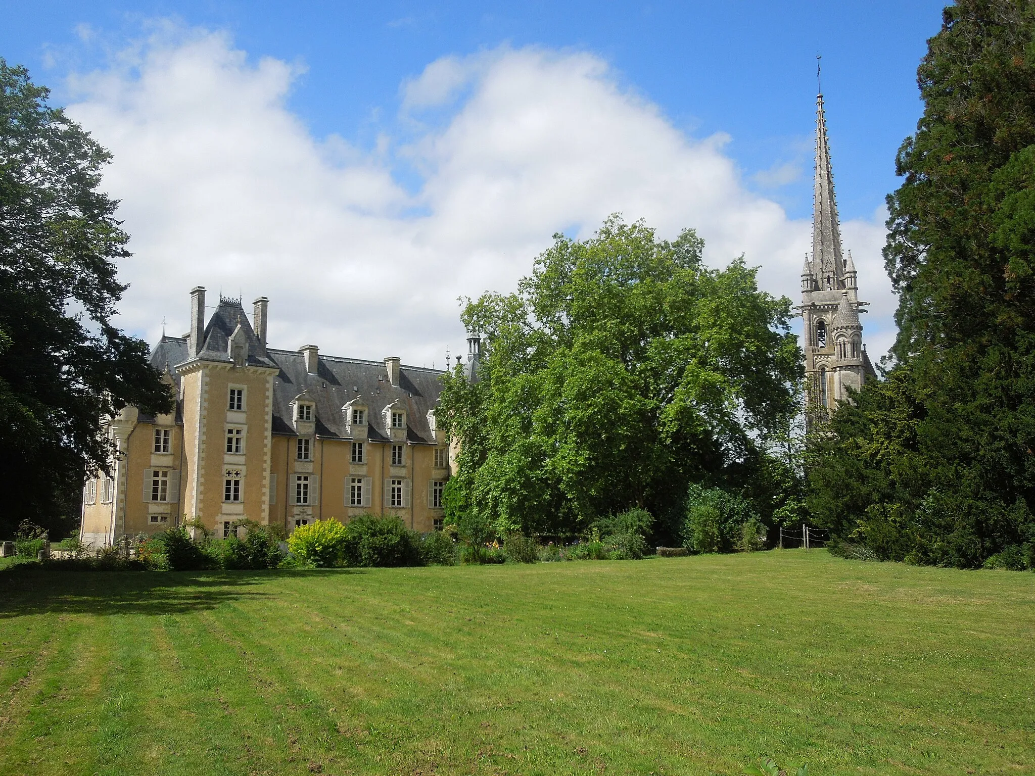 Photo showing: Chateau St. Julien & church, 17. July 2012