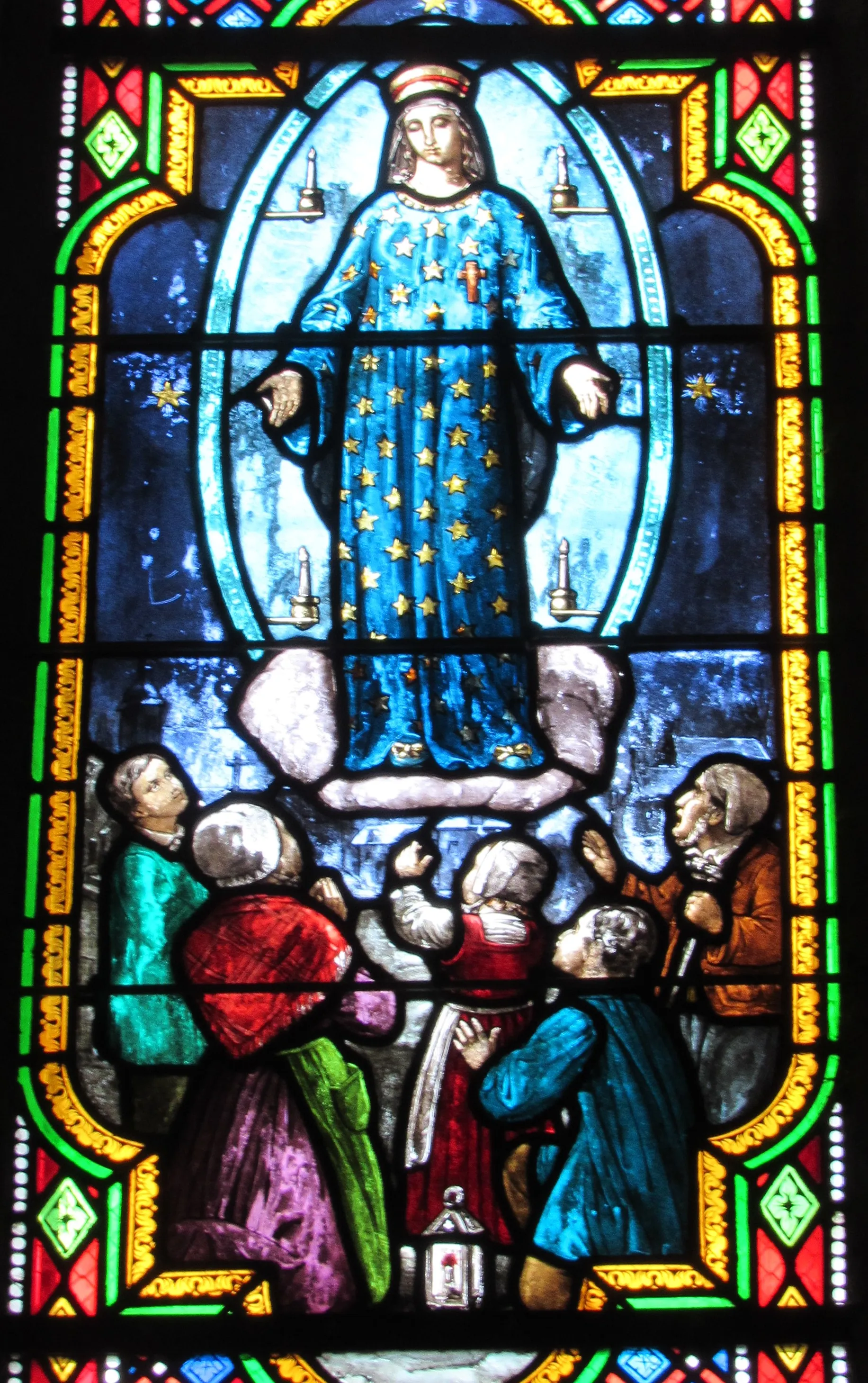 Photo showing: Vitrail : apparition de la Vierge Marie à Pontmain