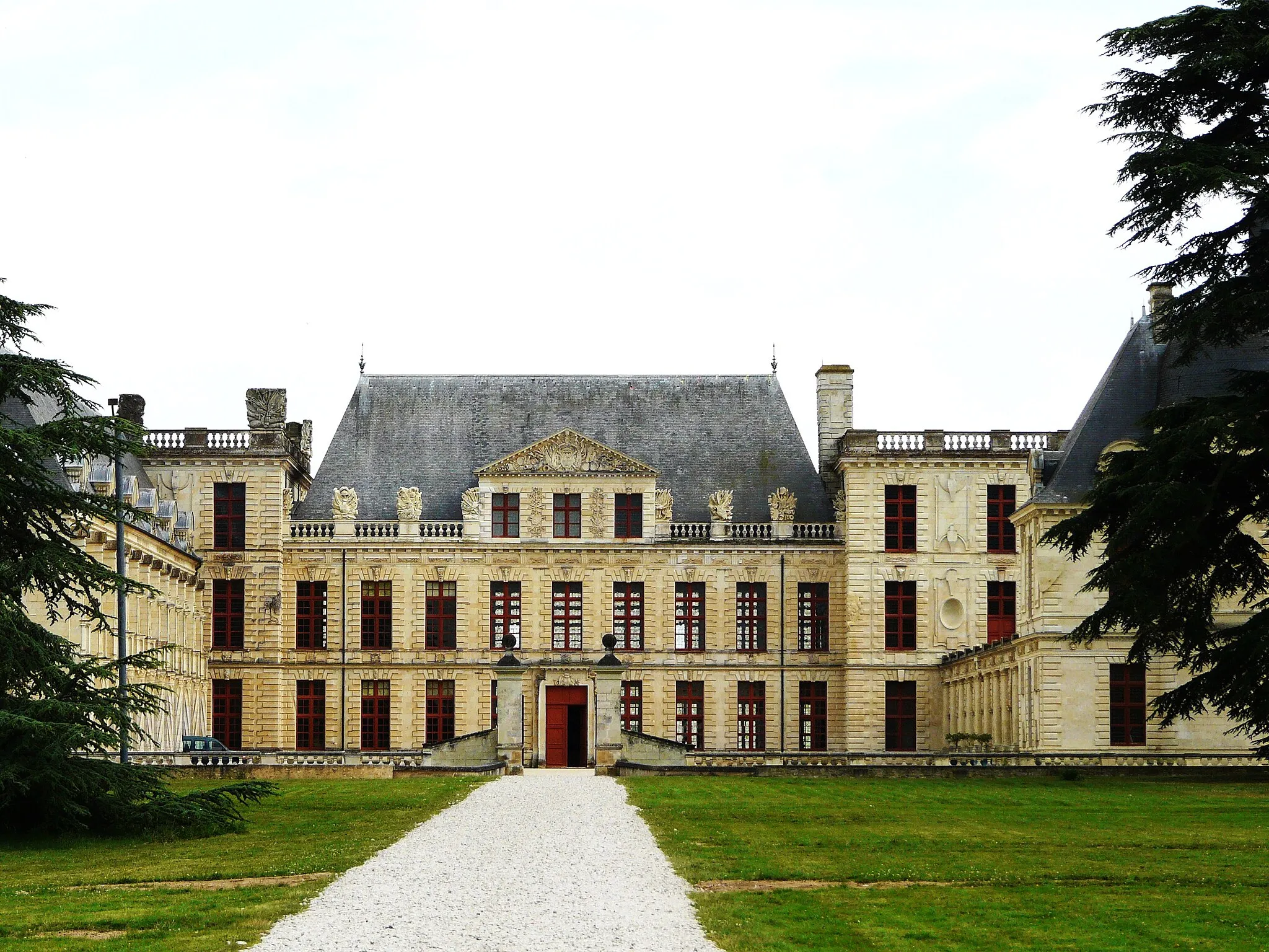 Photo showing: Façade du château d'Oiron