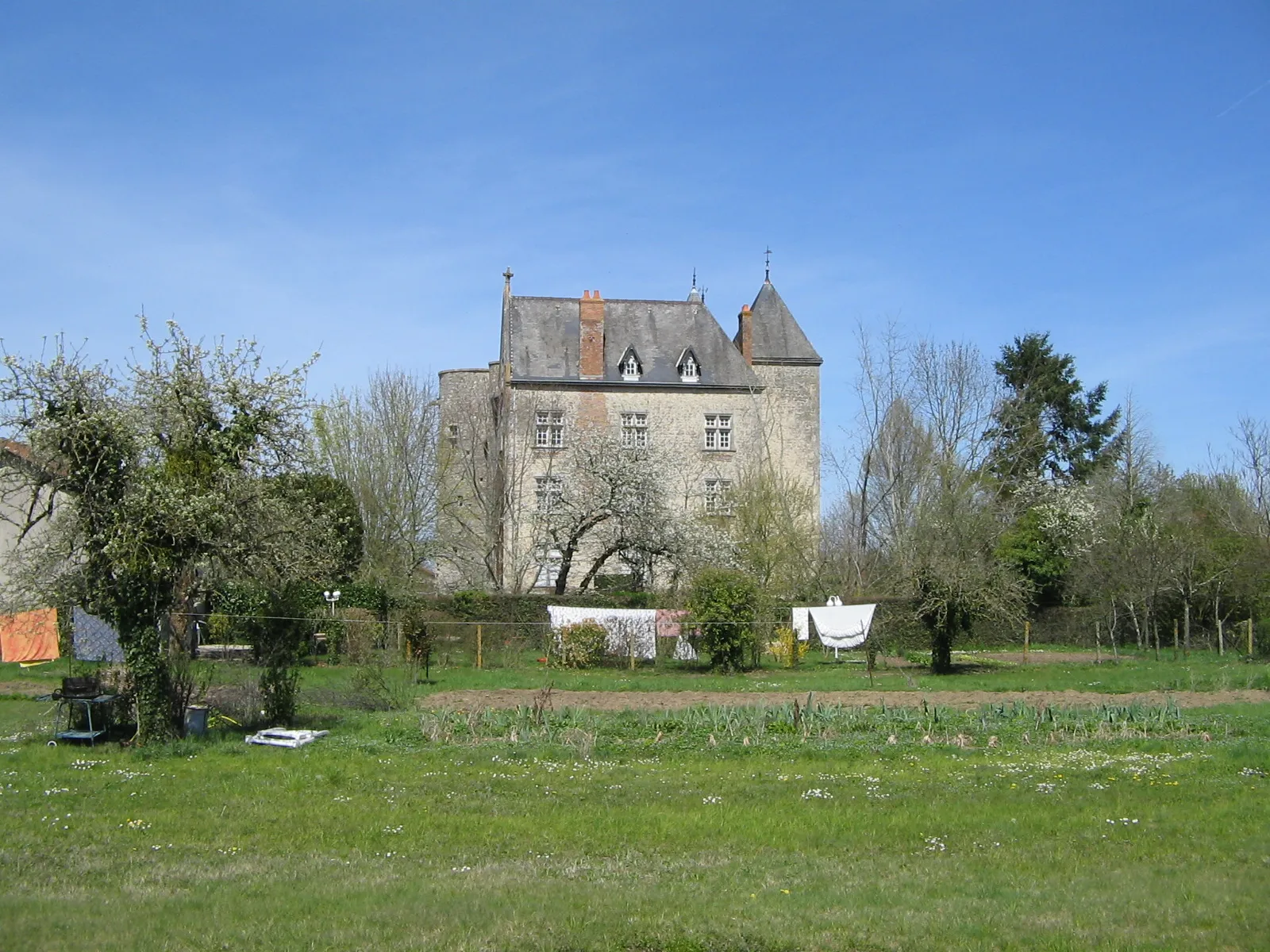 Photo showing: Un château dans Persac en avril 2010