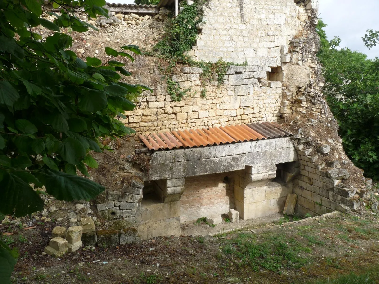 Photo showing: Face est, ruines du vieux château, St-Même-les-Carrières, Charente, France