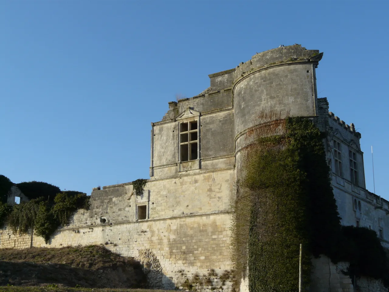 Photo showing: Ruins of Bouteville castle, Charente, France