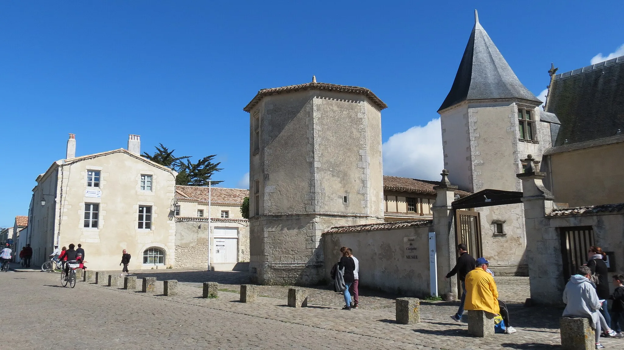 Photo showing: This building is indexed in the base Mérimée, a database of architectural heritage maintained by the French Ministry of Culture, under the reference PA00105205 .