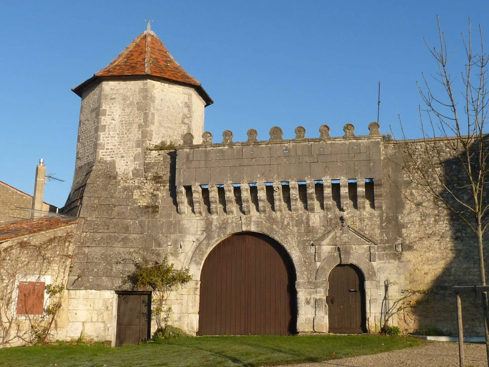 Photo showing: entrée du château de Juillac-le-Coq, Charente, France