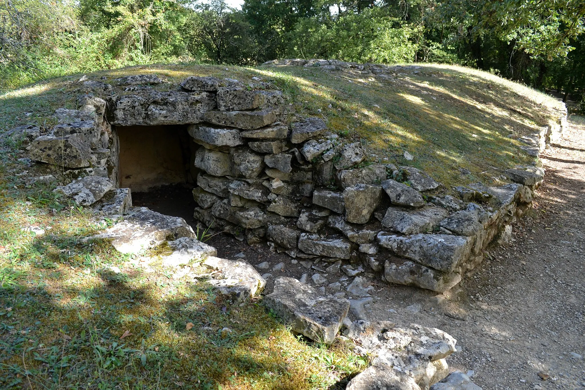 Photo showing: Entrée du dolmen B1.