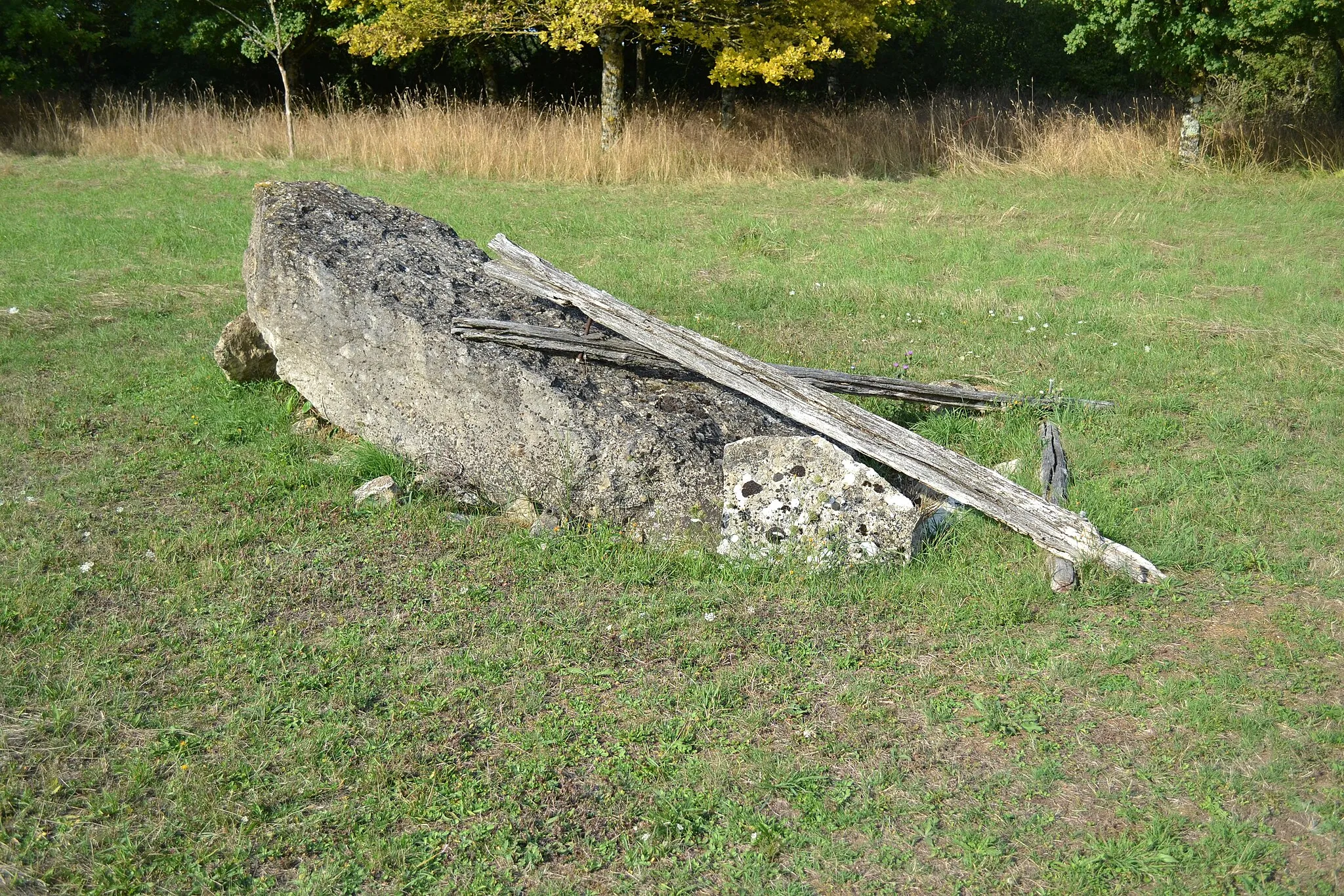 Photo showing: Dalle de l'expérimentation de 1998 sur la construction d'un trilithe.