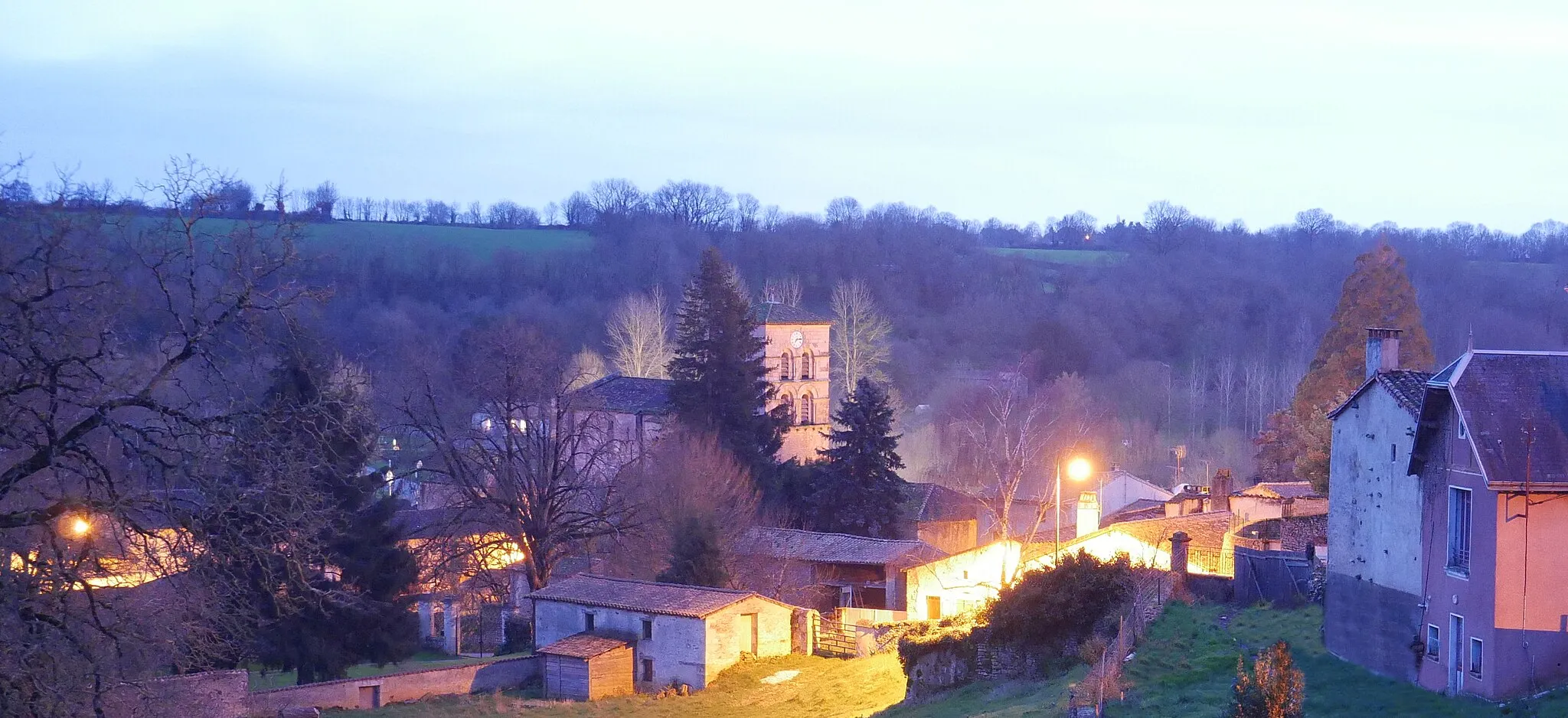 Photo showing: Le centre-bourg pris depuis le lieu-dit "Sur le Bois", l'église Saint Grégoire est au milieu de l'image.