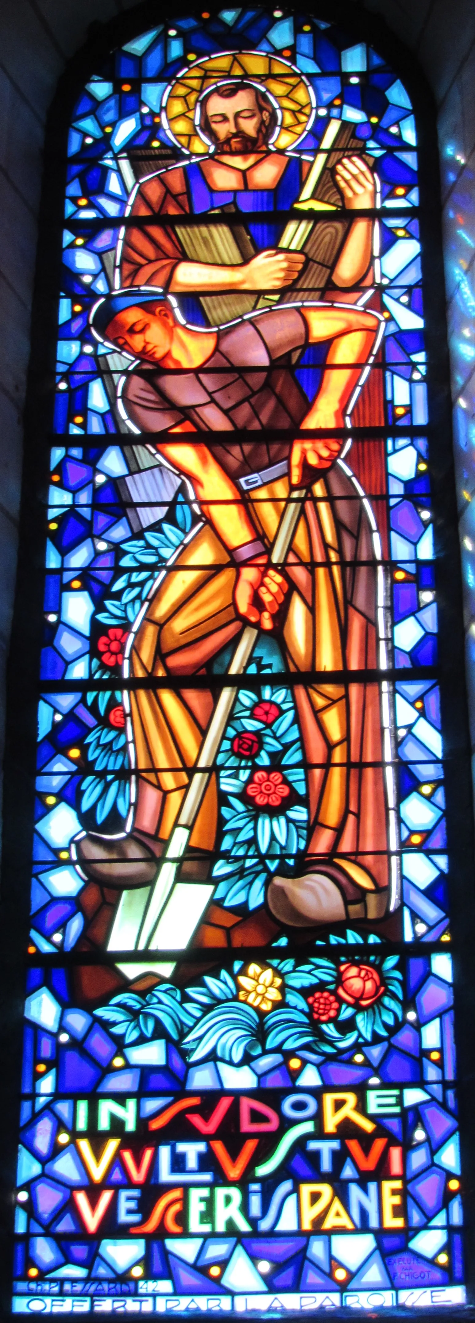 Photo showing: Vitrail : Saint Joseph et un paysan qui bêche "Tu te nourriras à la sueur de ton front"