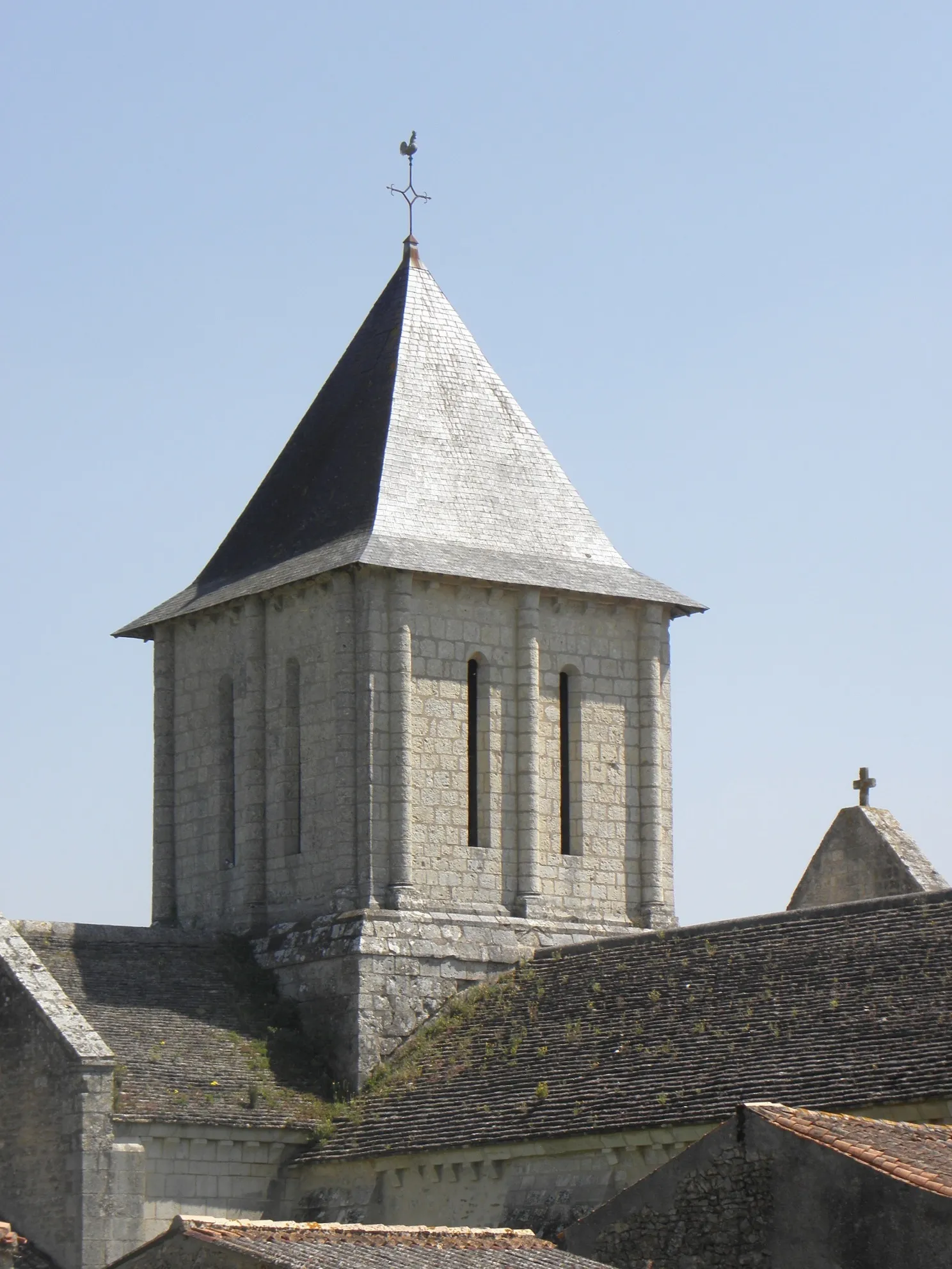 Photo showing: Extérieur de l'église Saint-Jean-Baptiste de Marnes (79). Clocher.