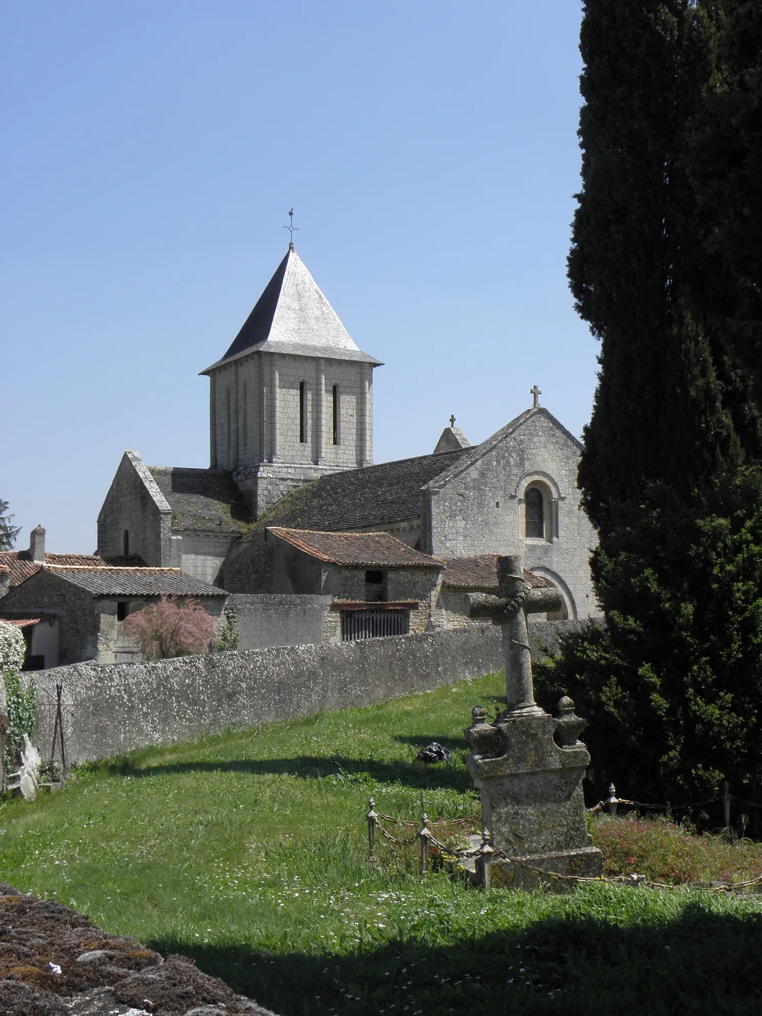 Photo showing: Extérieur de l'église Saint-Jean-Baptiste de Marnes (79).