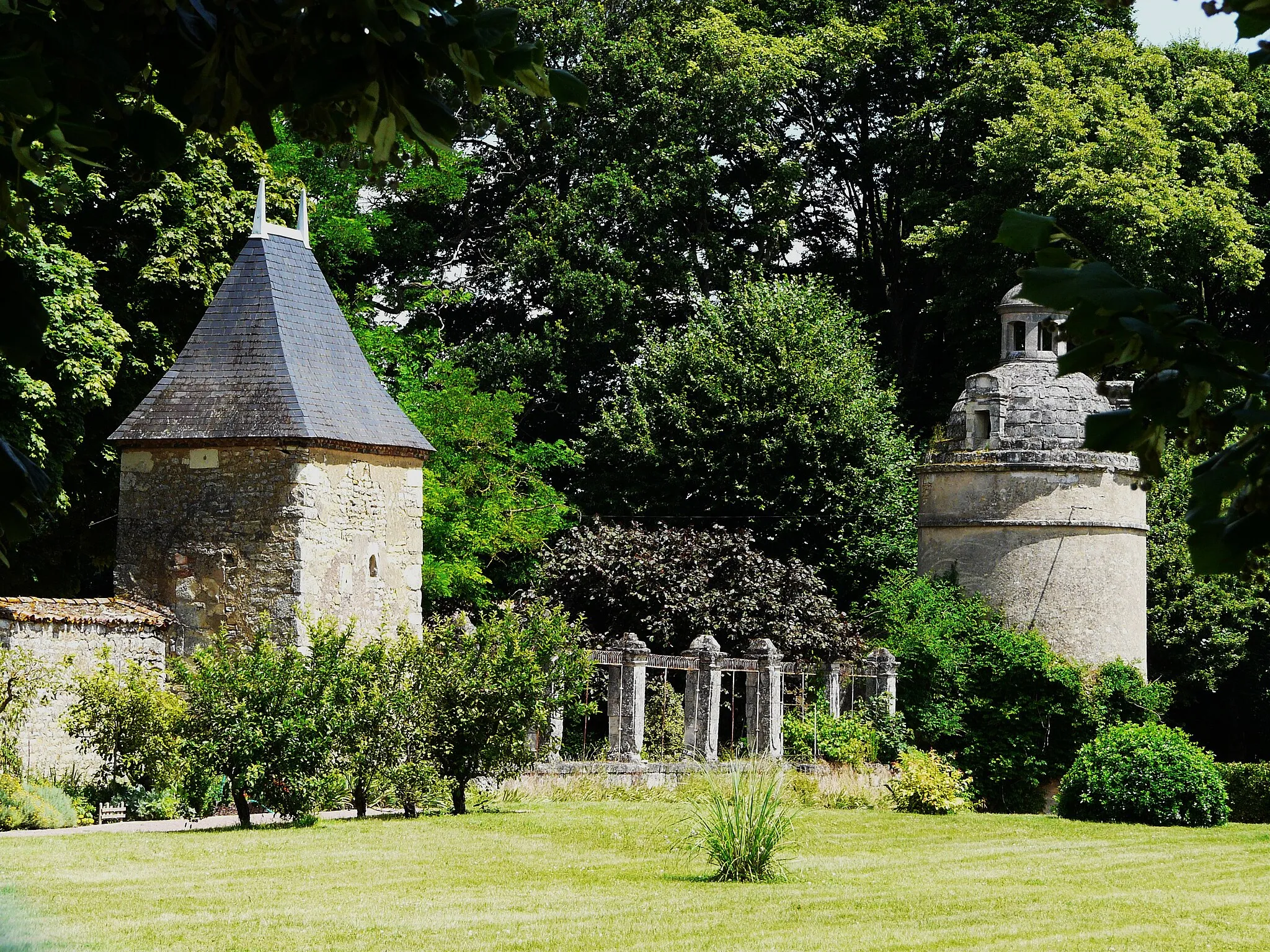 Photo showing: This building is inscrit au titre des monuments historiques de la France. It is indexed in the base Mérimée, a database of architectural heritage maintained by the French Ministry of Culture, under the reference PA00101433 .