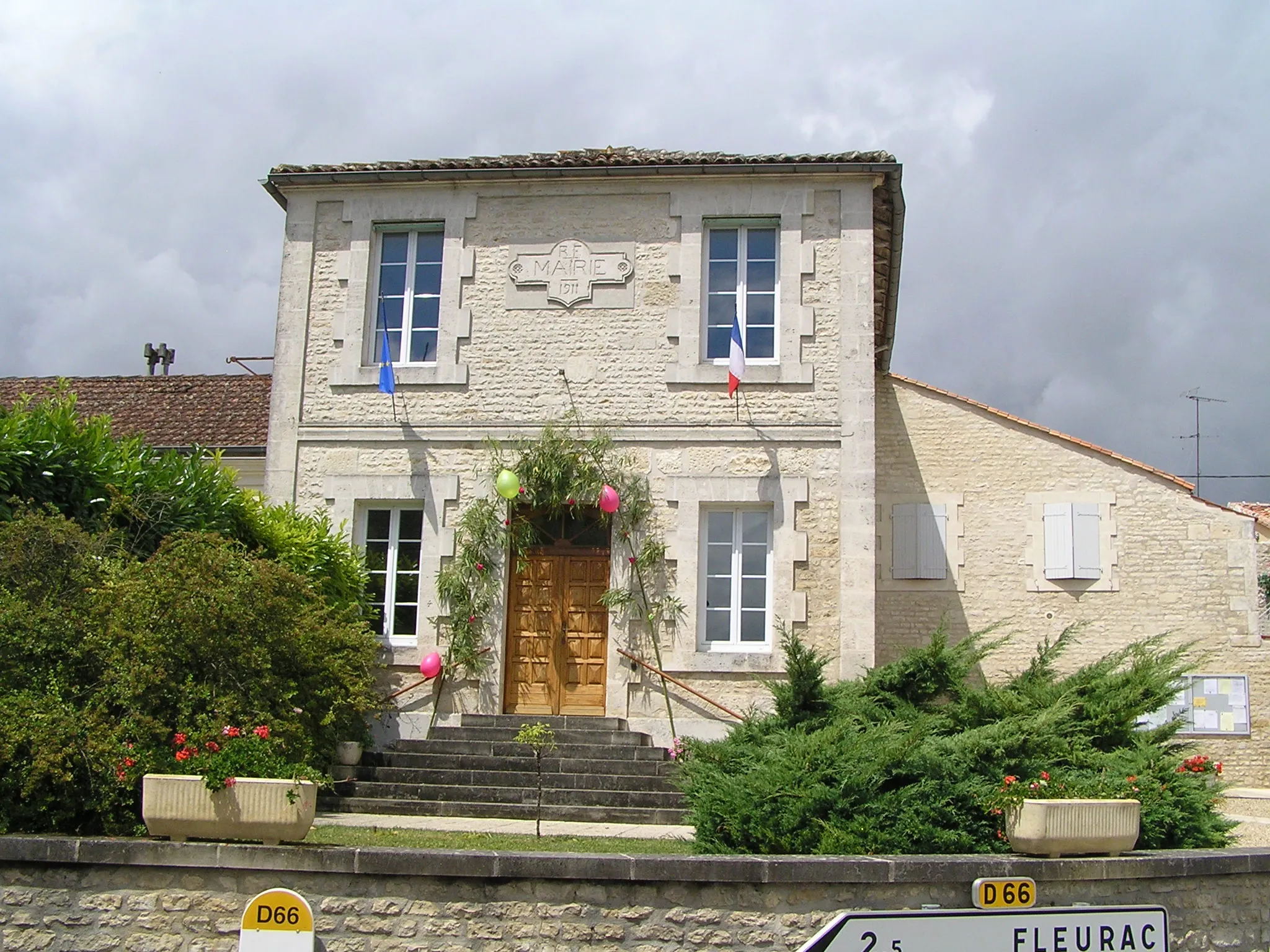 Photo showing: mairie de Vaux-Rouillac