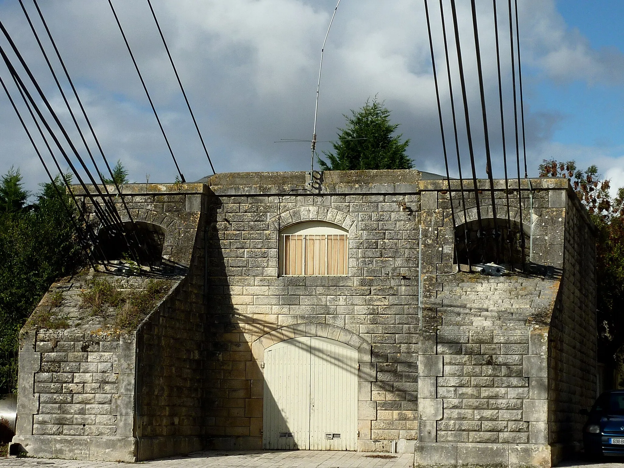 Photo showing: This building is indexed in the base Mérimée, a database of architectural heritage maintained by the French Ministry of Culture, under the reference PA00104870 .