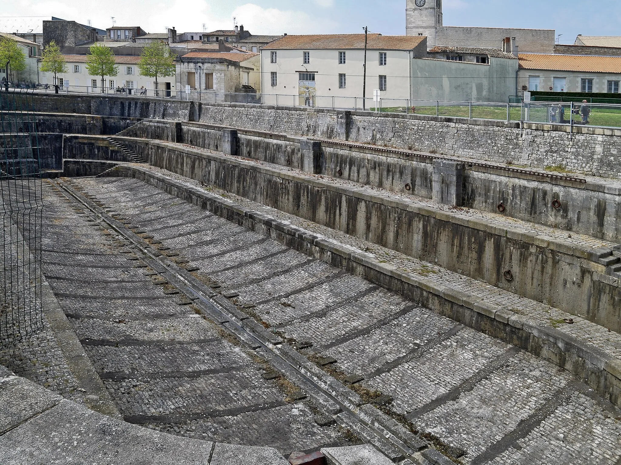 Photo showing: Rochefort (Charente-Maritime, France) - One of the the original twin dry docks known as or the “double forme” or the “Louis XV Dry Dock”, designed in the 17th century.