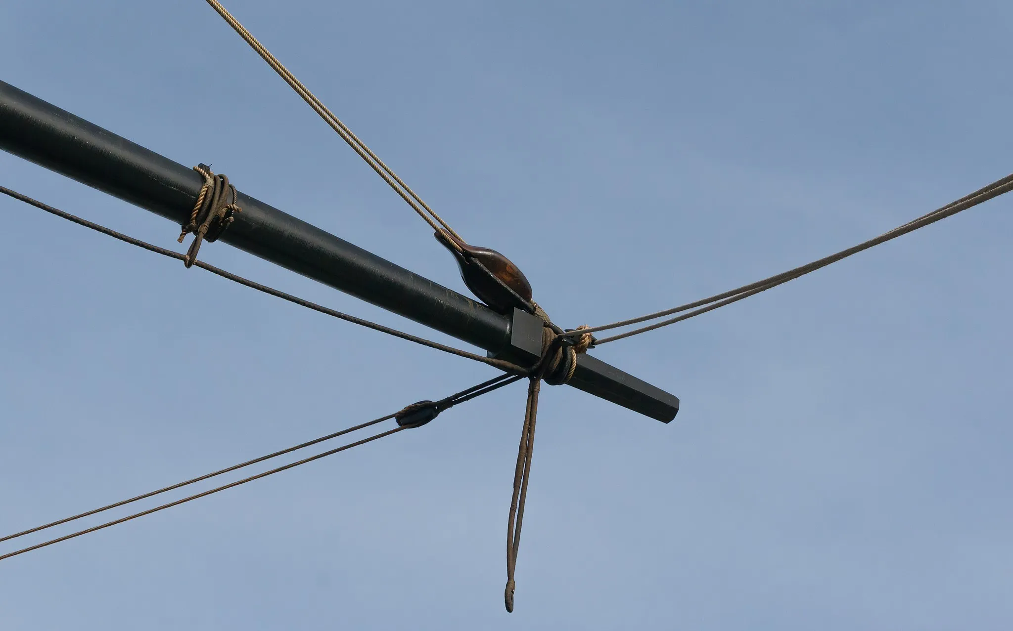 Photo showing: yard, pulley, rope of the ship L'Hermione, Rochefort sur Mer, Charente-Maritime, France.