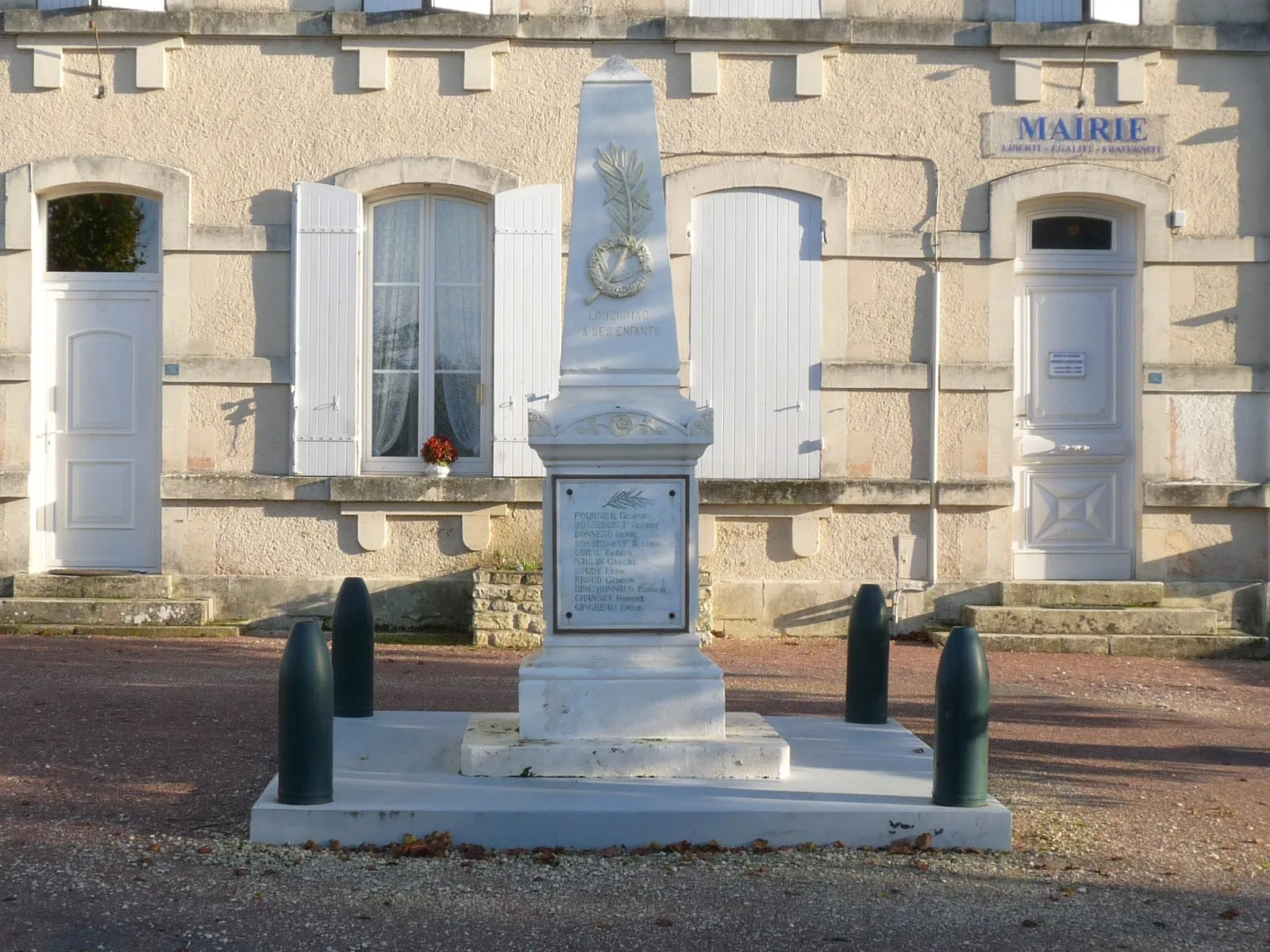 Photo showing: Monument aux morts, Louzignac, Charente-Maritime, France