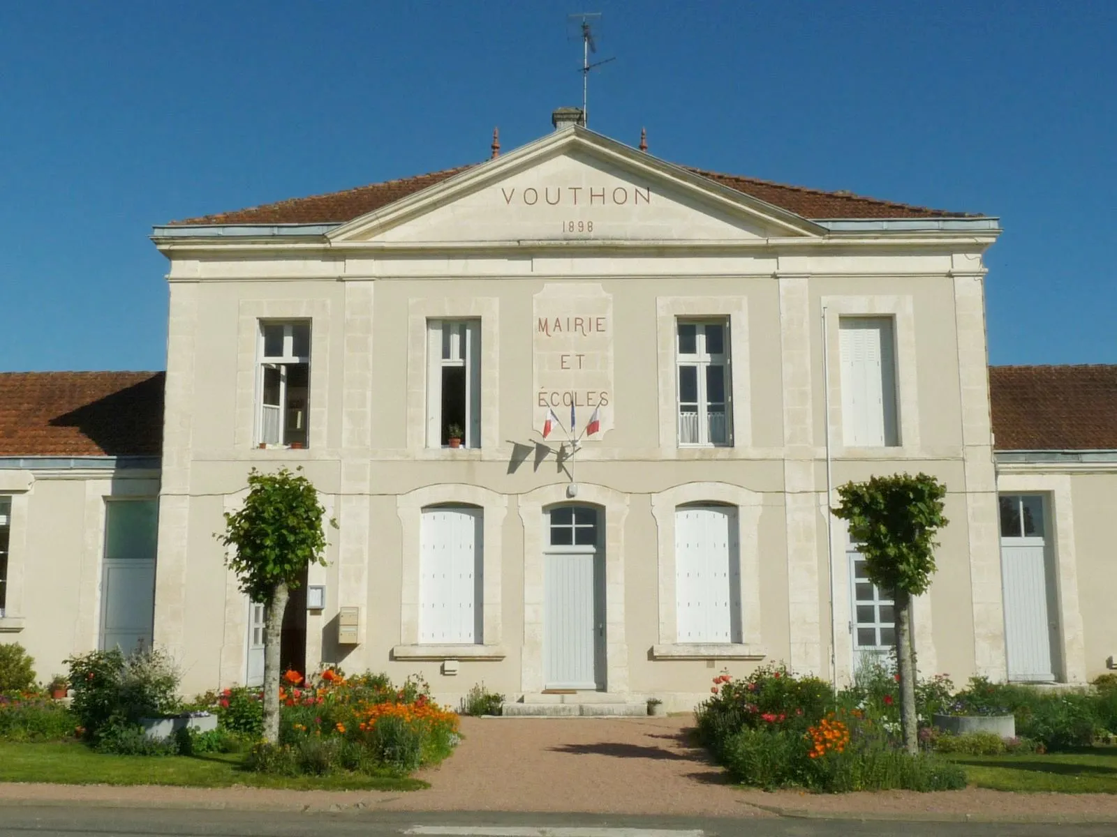 Photo showing: mairie de Vouthon, Charente, France