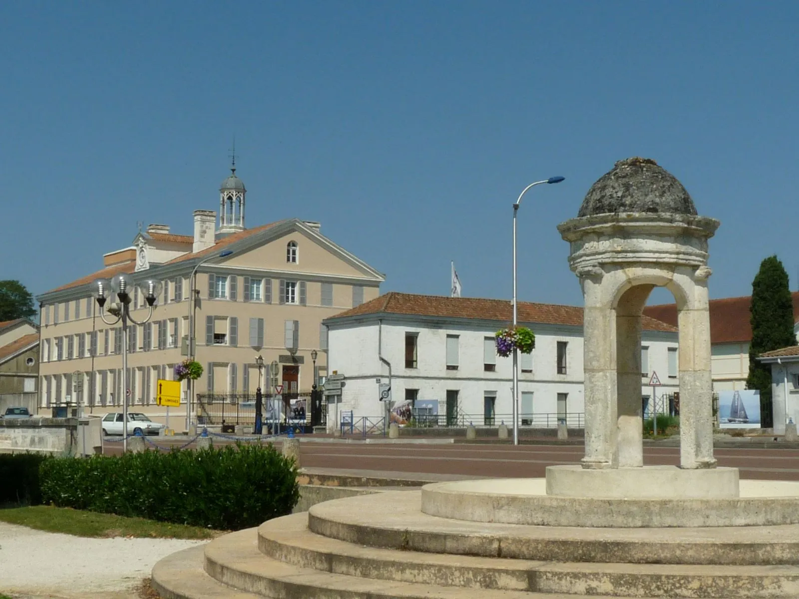 Photo showing: King François Ist fountain, and cannon national foundry of Ruelle, Charente, SW France