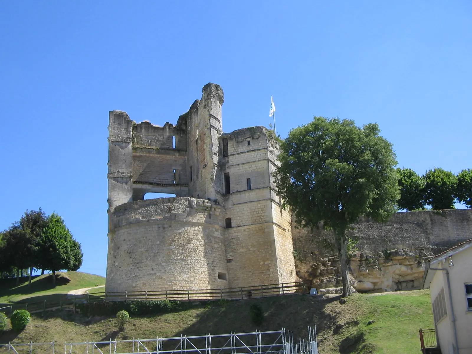 Photo showing: Le château de Montguyon, été 2008