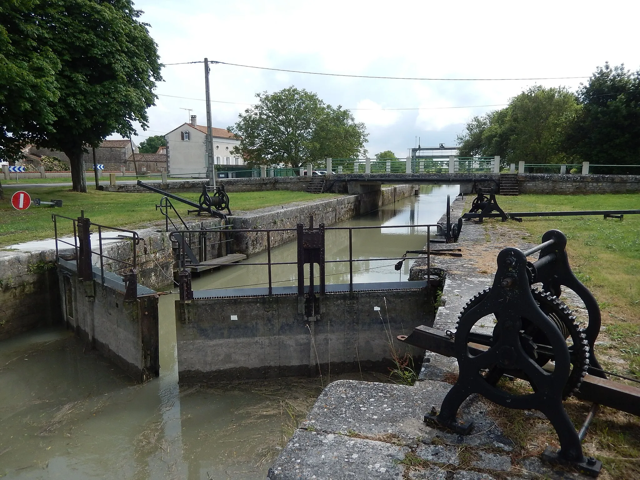 Photo showing: Les écluses de Biard enjambant un canal reliant le fleuve Charente au canal de la Bridoire. Commune de Saint-Hippolyte (Charente-Maritime, France).