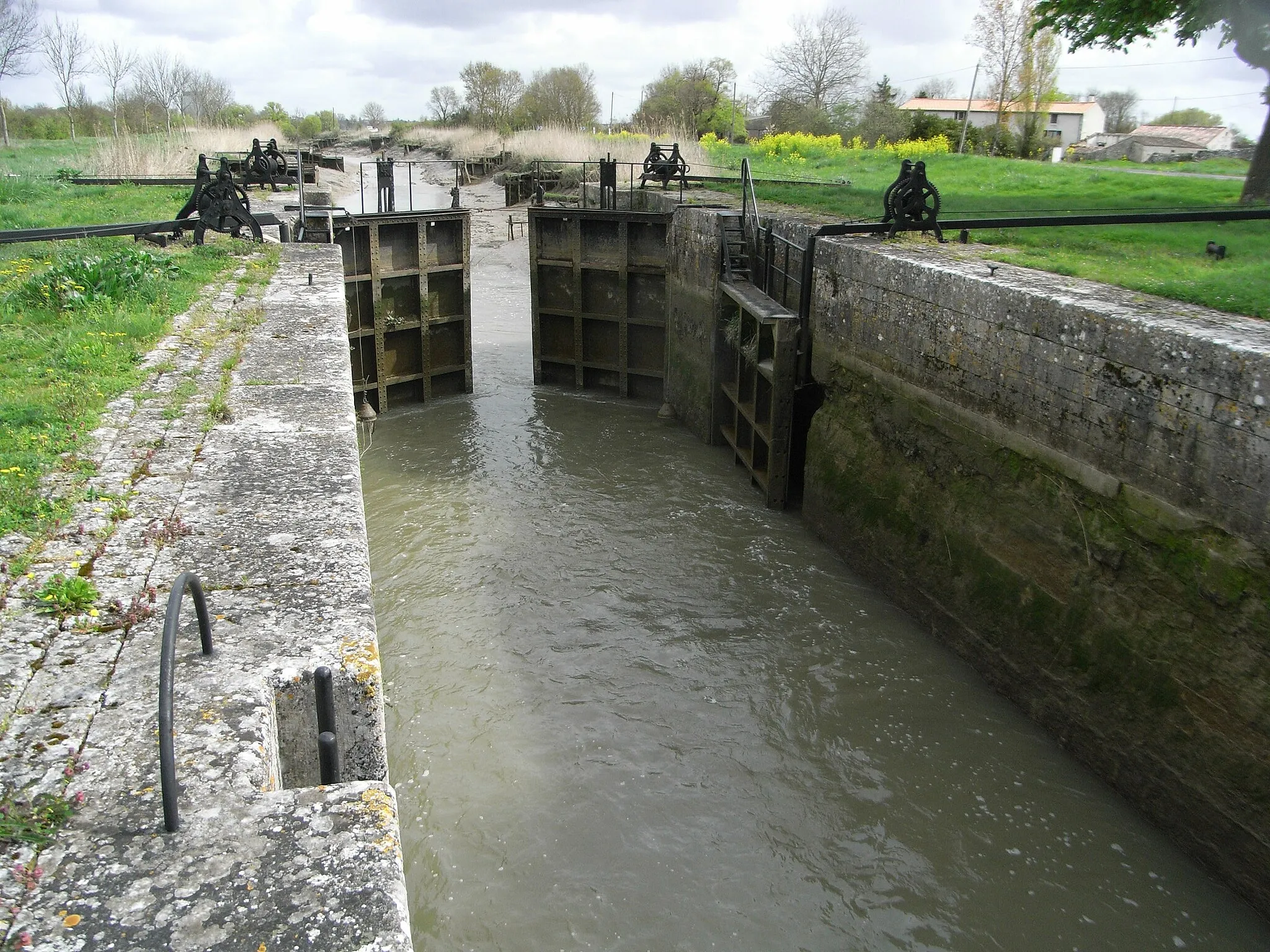 Photo showing: Écluse de Biard sur le Canal de la Charente à la Seudre dit de la Bridoire (Charente-Maritime en France).