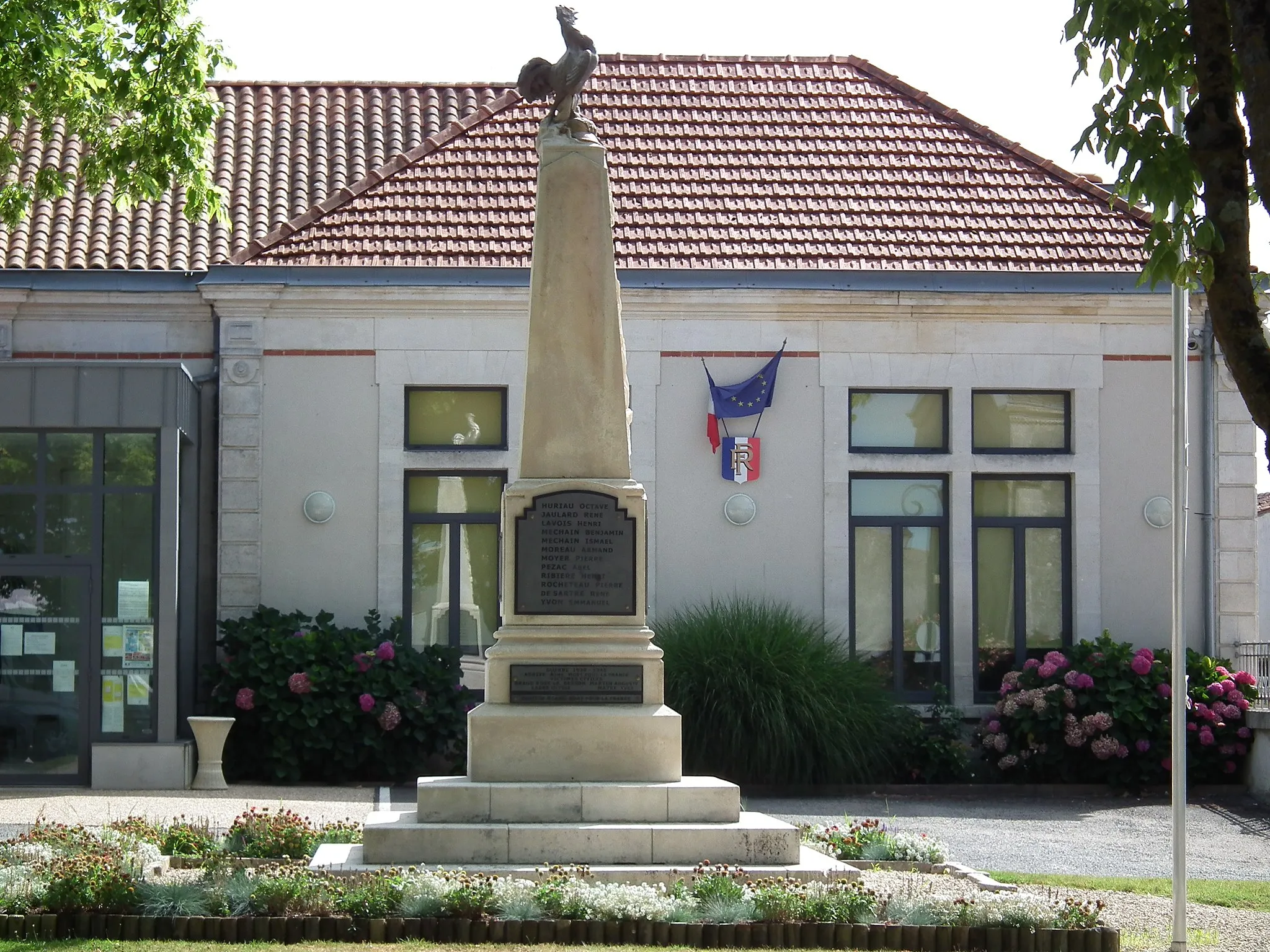 Photo showing: Mairie et monument aux morts de St Sulpice-de-Royan