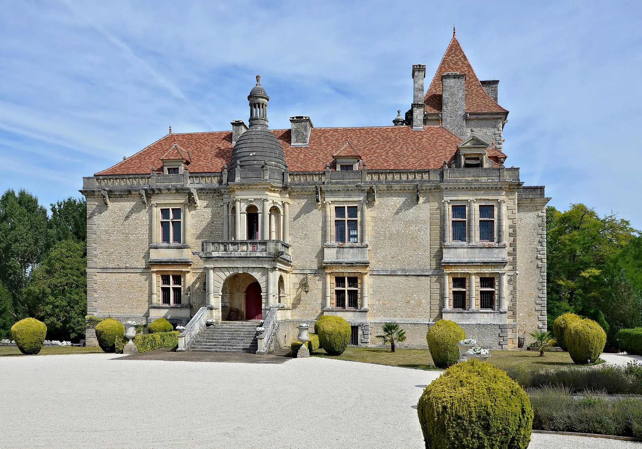 Photo showing: Manor of the Château-neuf (ca 1560 and ca 1900), Marthon, Charente,France.