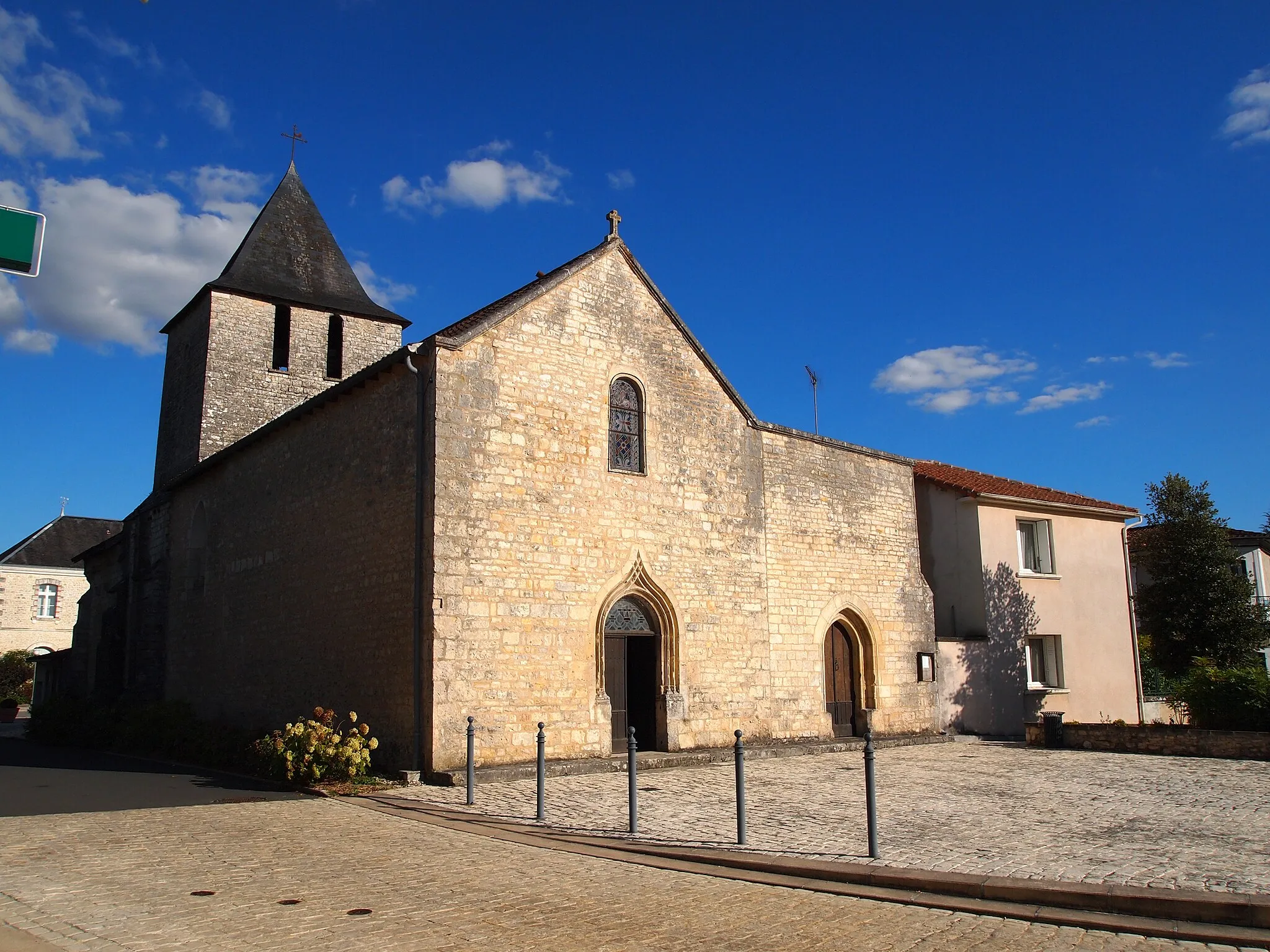 Photo showing: église d'Aunac en Charente (France)