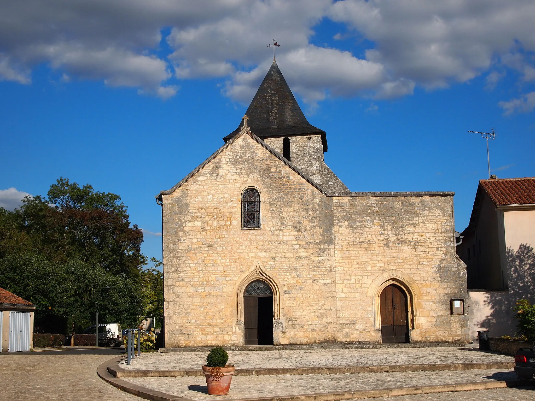 Photo showing: église d'Aunac en Charente (France)