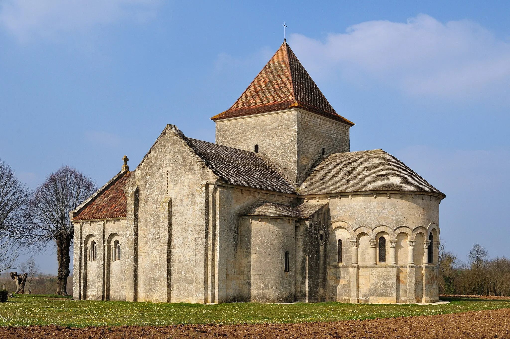 Photo showing: Vue de l'église Saint-Denis de Lichères : le chevet et l'élévation sud vus depuis le sud-est