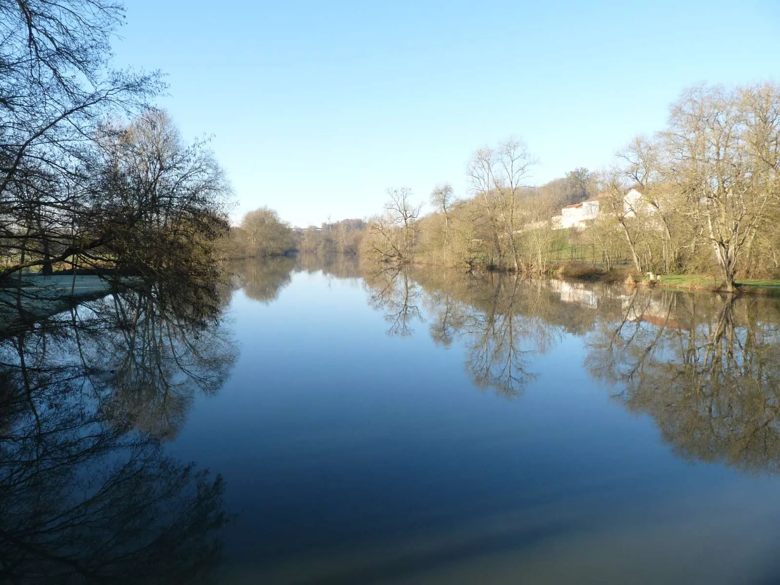 Photo showing: la Charente vue du pont de St-Groux vers l'aval, Charente, France; Châteaurenaud à droite