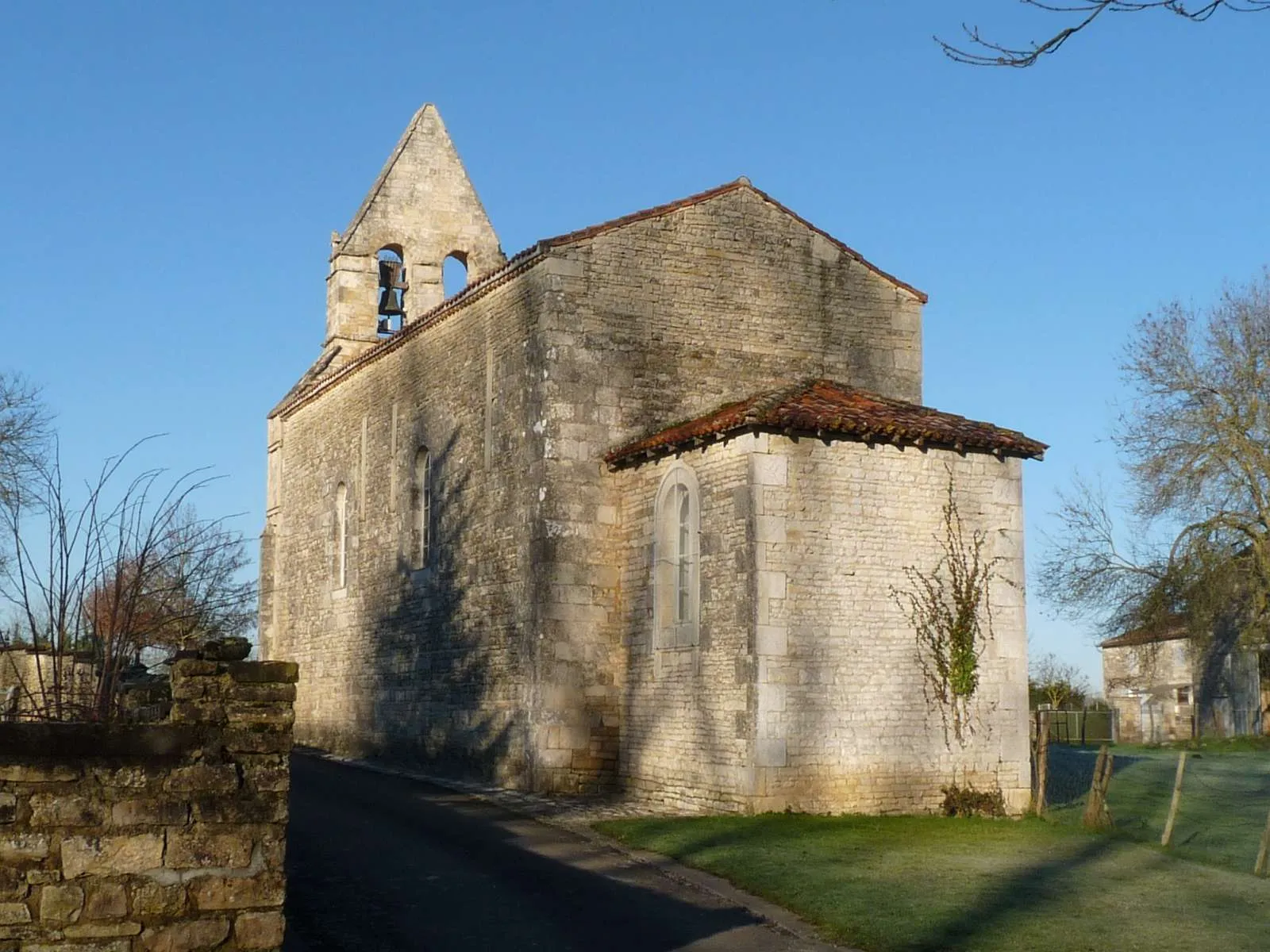 Photo showing: église de St-Groux, Charente, France