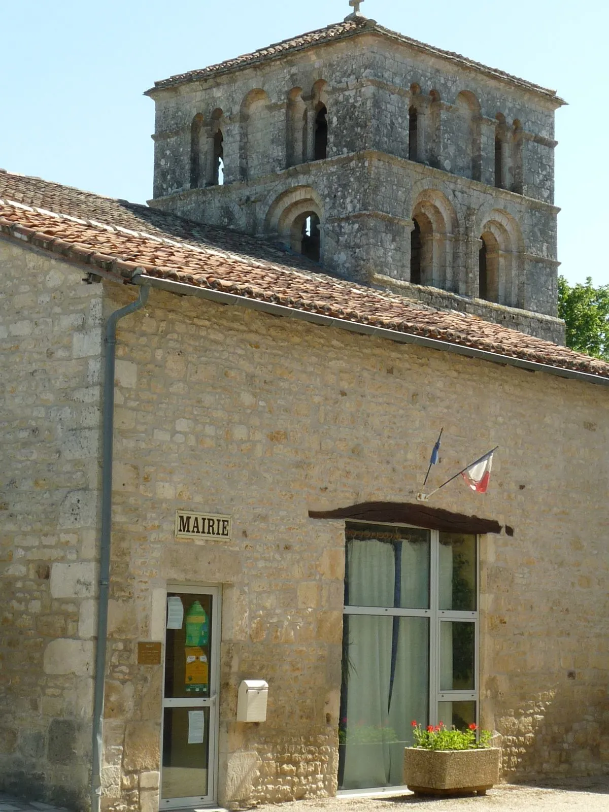Photo showing: town hall of St-Amant-de-Bonnieure, Charente, SW France, aside the church