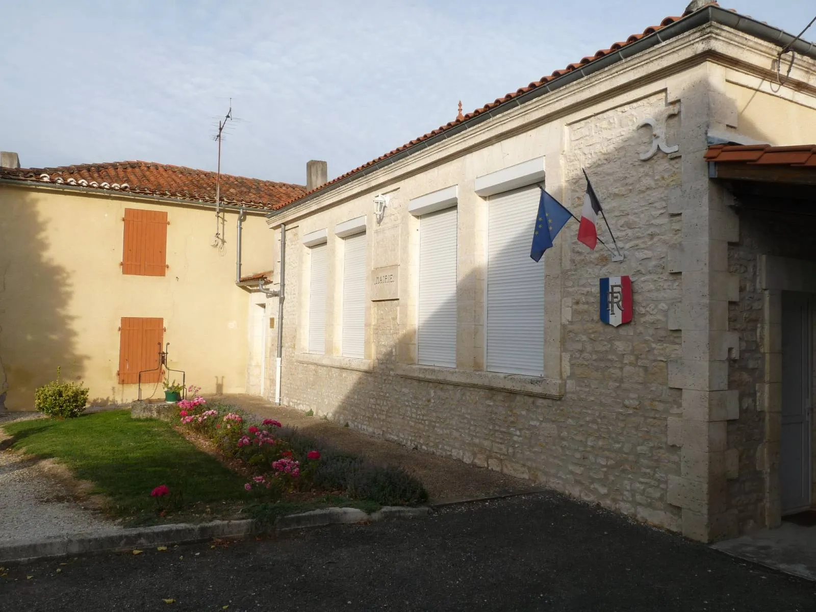 Photo showing: mairie de LA Tâche, Charente, France