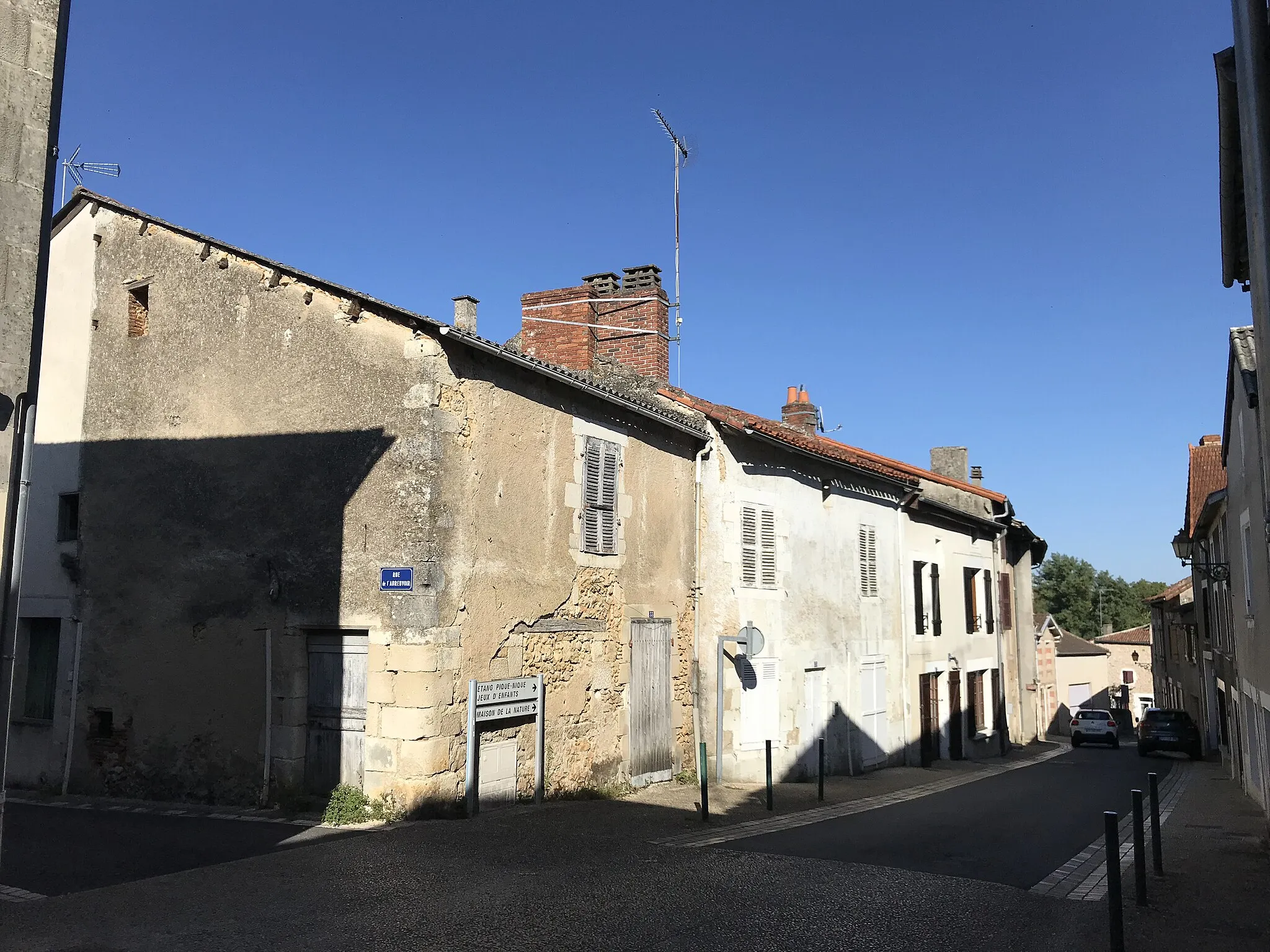 Photo showing: Lussac-les-Château - anciennes maisons