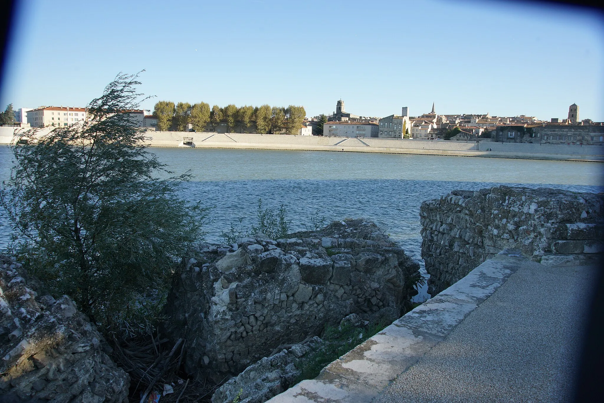 Photo showing: Bases du pont romain (IVe siècle ap. JC) sur le quai Saint Pierre, quartier de Trinquetaille à Arles. Situé à proximité de l'ancien pont ferroviaire "aux lions". Vue sur le centre historique rive gauche.