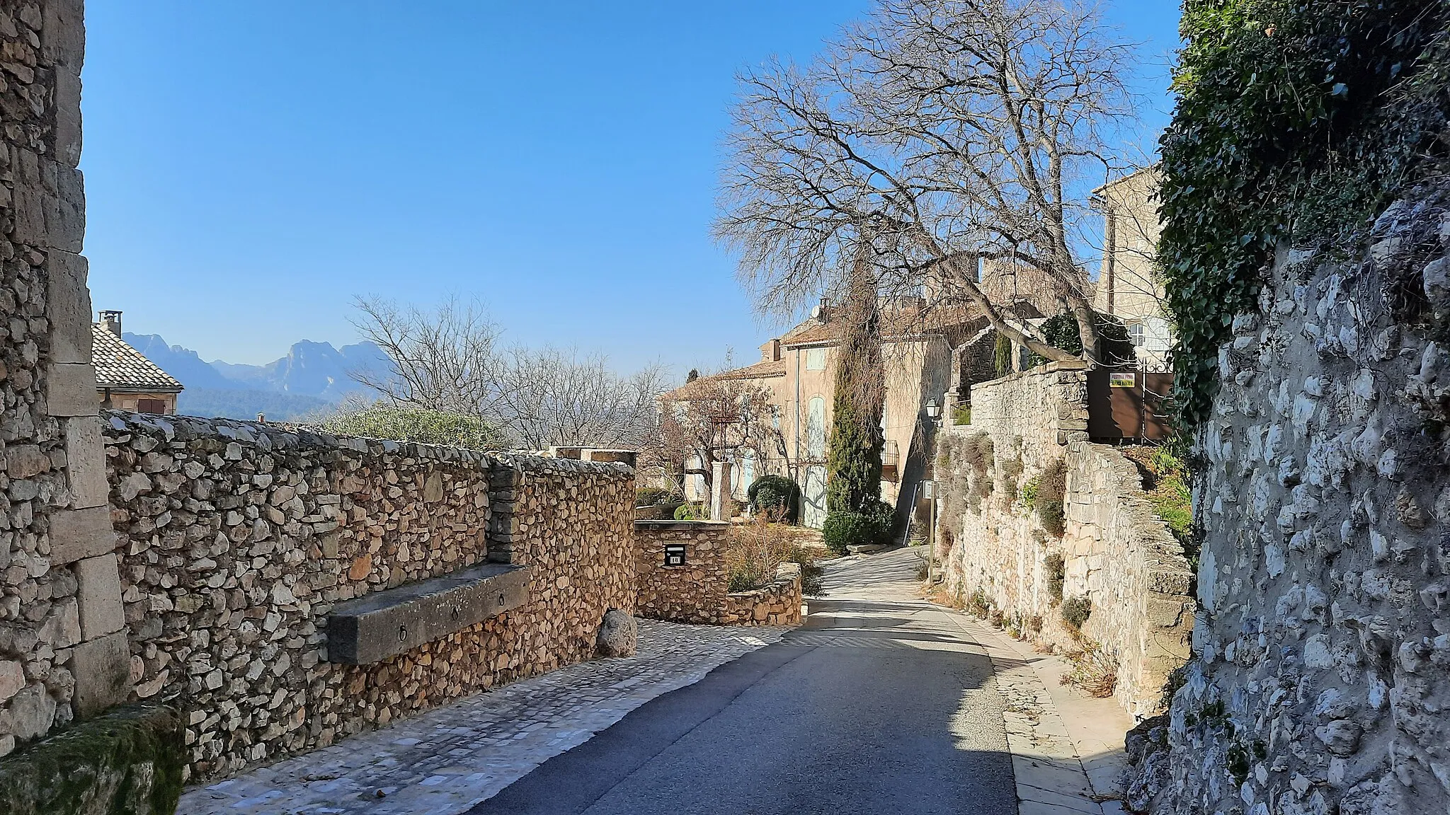Photo showing: Ruelle du village d'Eygalières (Bouches-du-Rhône)