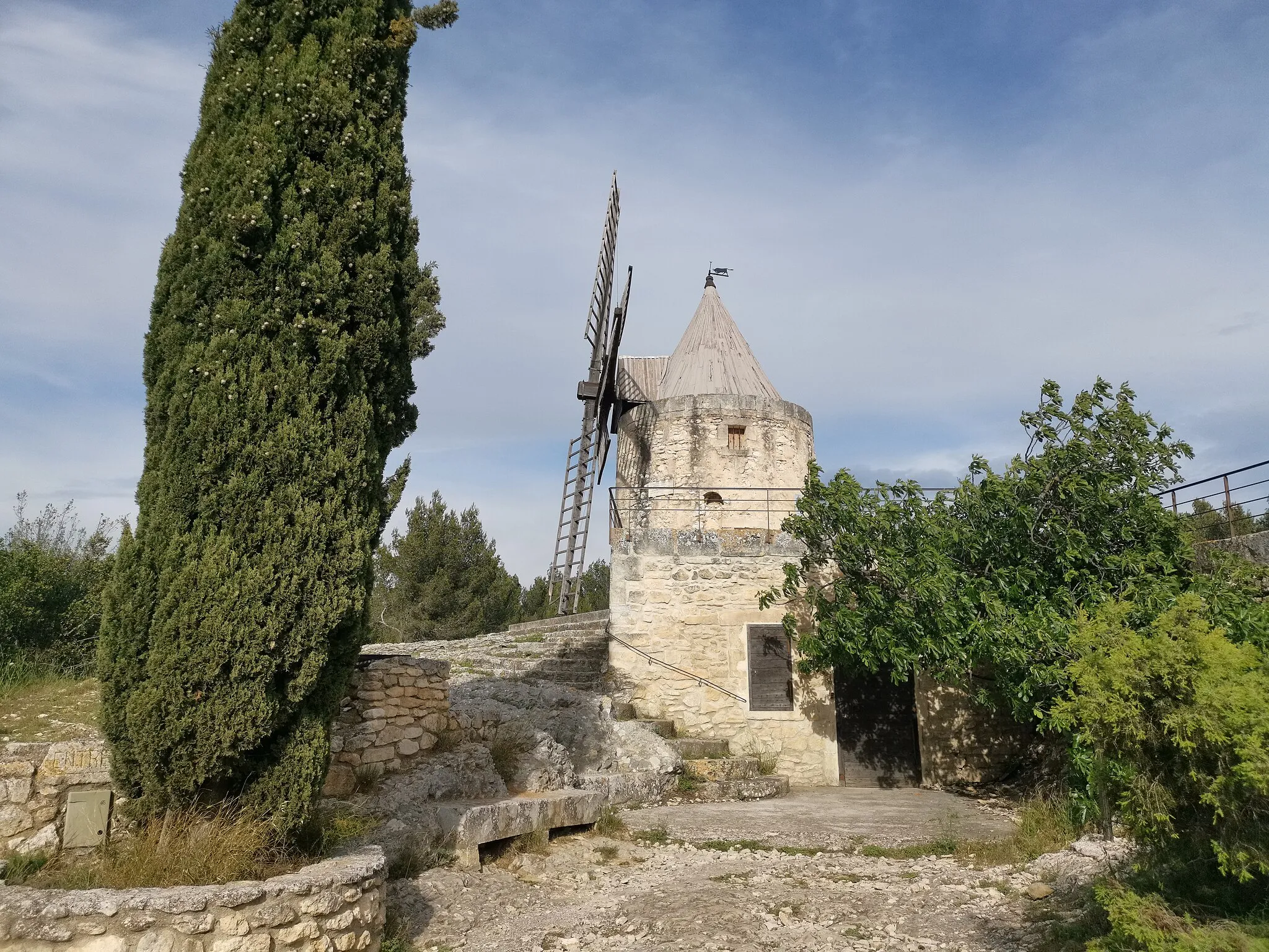 Photo showing: Moulin de Daudet depuis l'arrivée ouest.