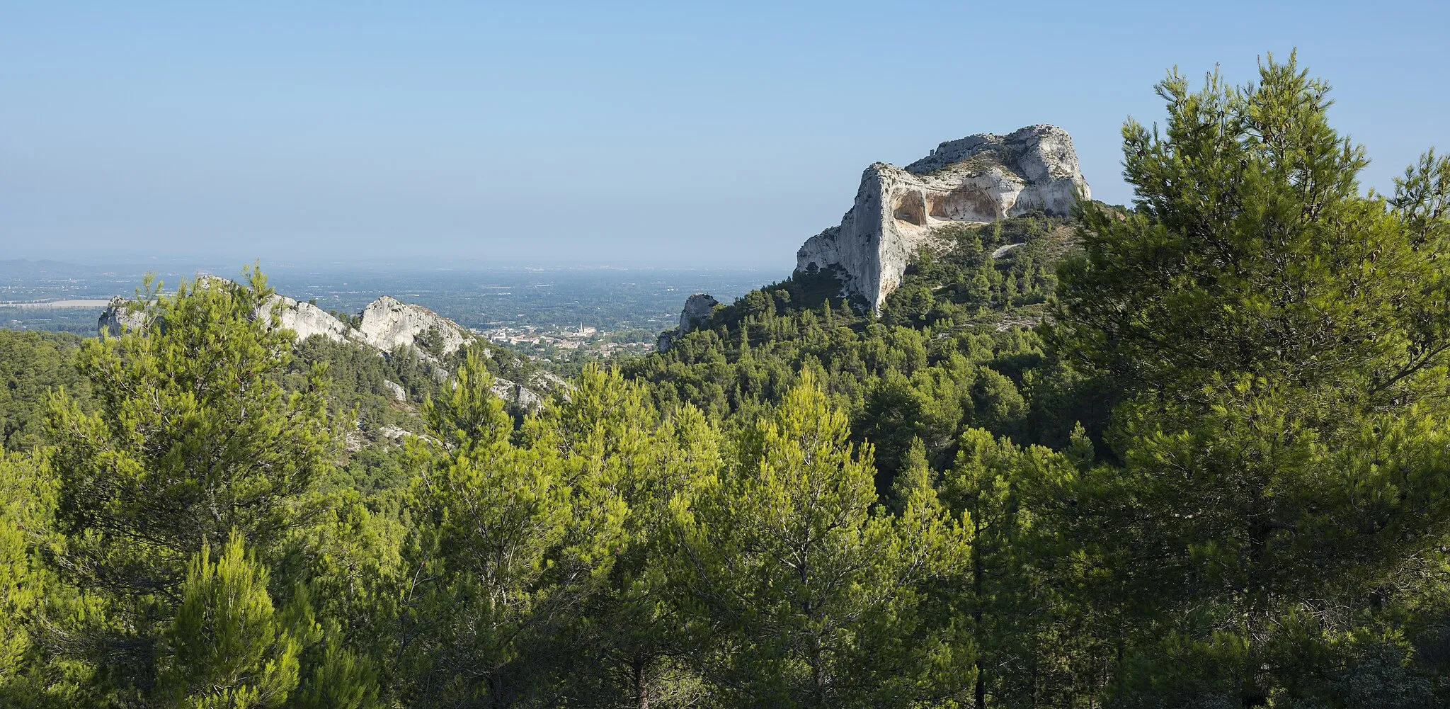 Photo showing: Landscape in the Alpilles regional park. Taken in the commune Saint-Rémy-de-Provence Which can be seen in the background, Bouches-du-Rhône, France