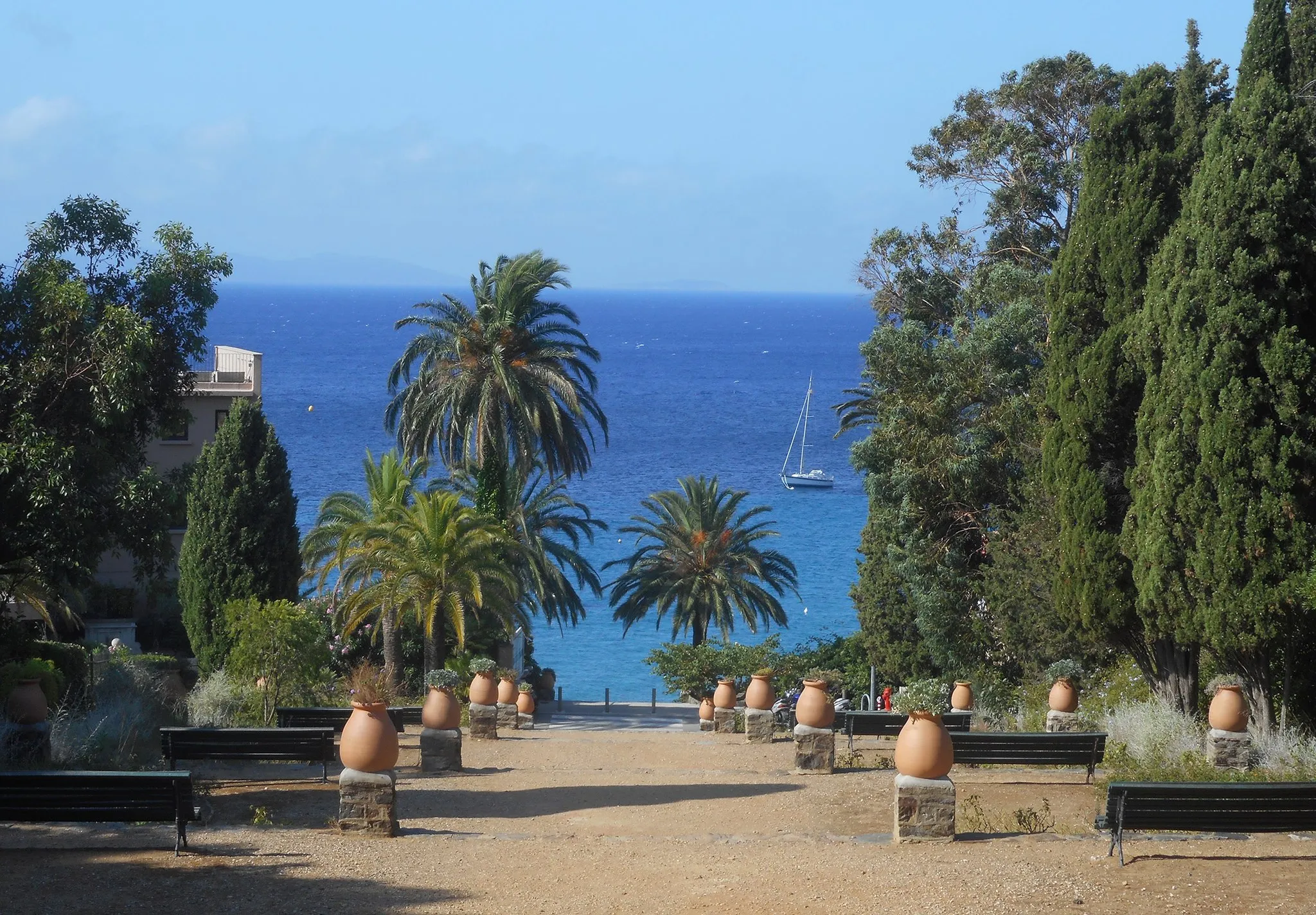 Photo showing: Les Degrés de la Mer, entre la plage du Rayol et le square Jean Aicard.