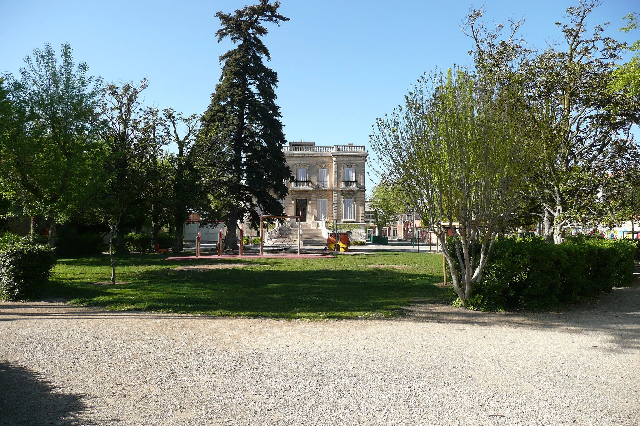 Photo showing: Ecole maternelle Michelet à Salon-de-Provence.